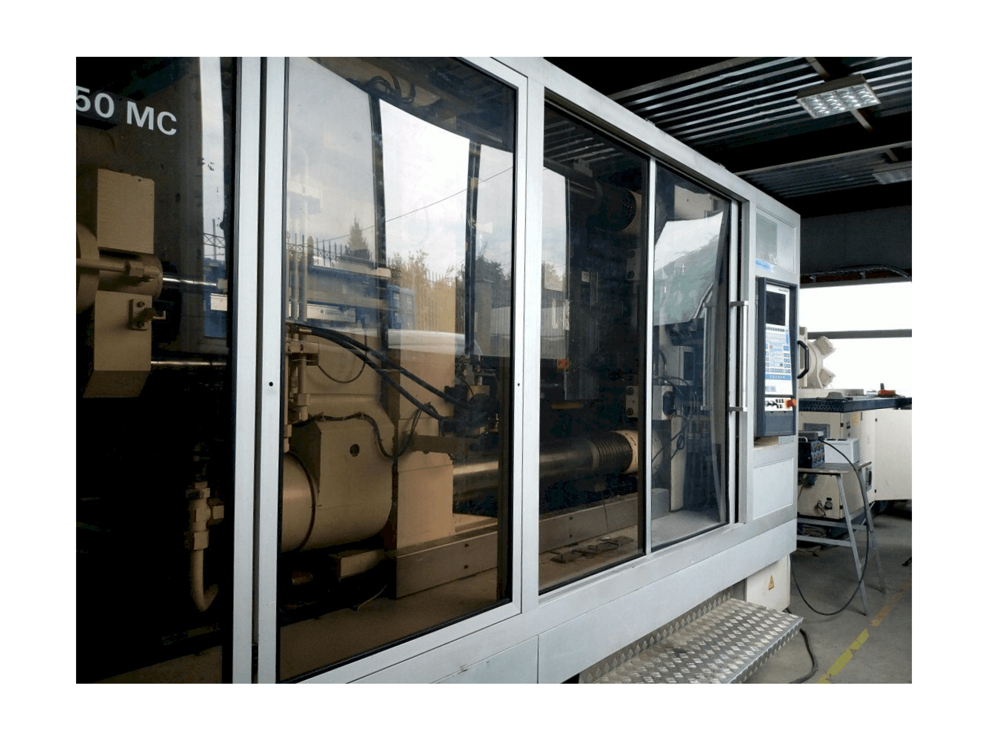 Vista frontale della macchina Krauss Maffei KM 800/1330 MC