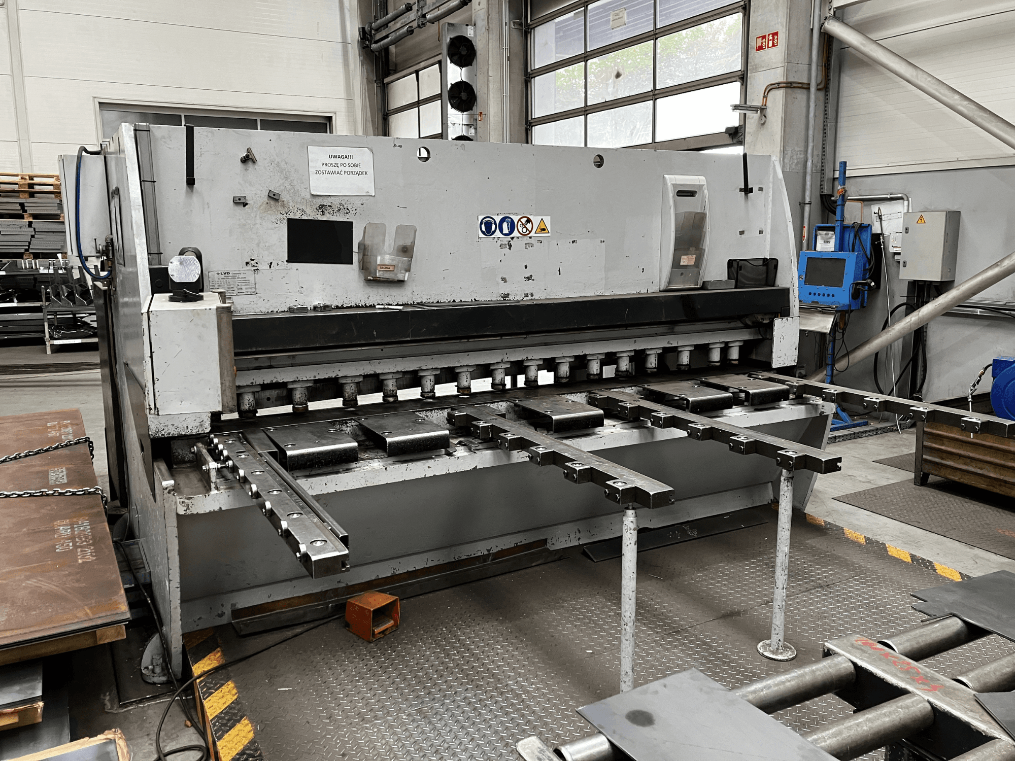 Cesoia CNC LVD MVS-TS 13/31, vista frontale, con lame di taglio e pannello di controllo.