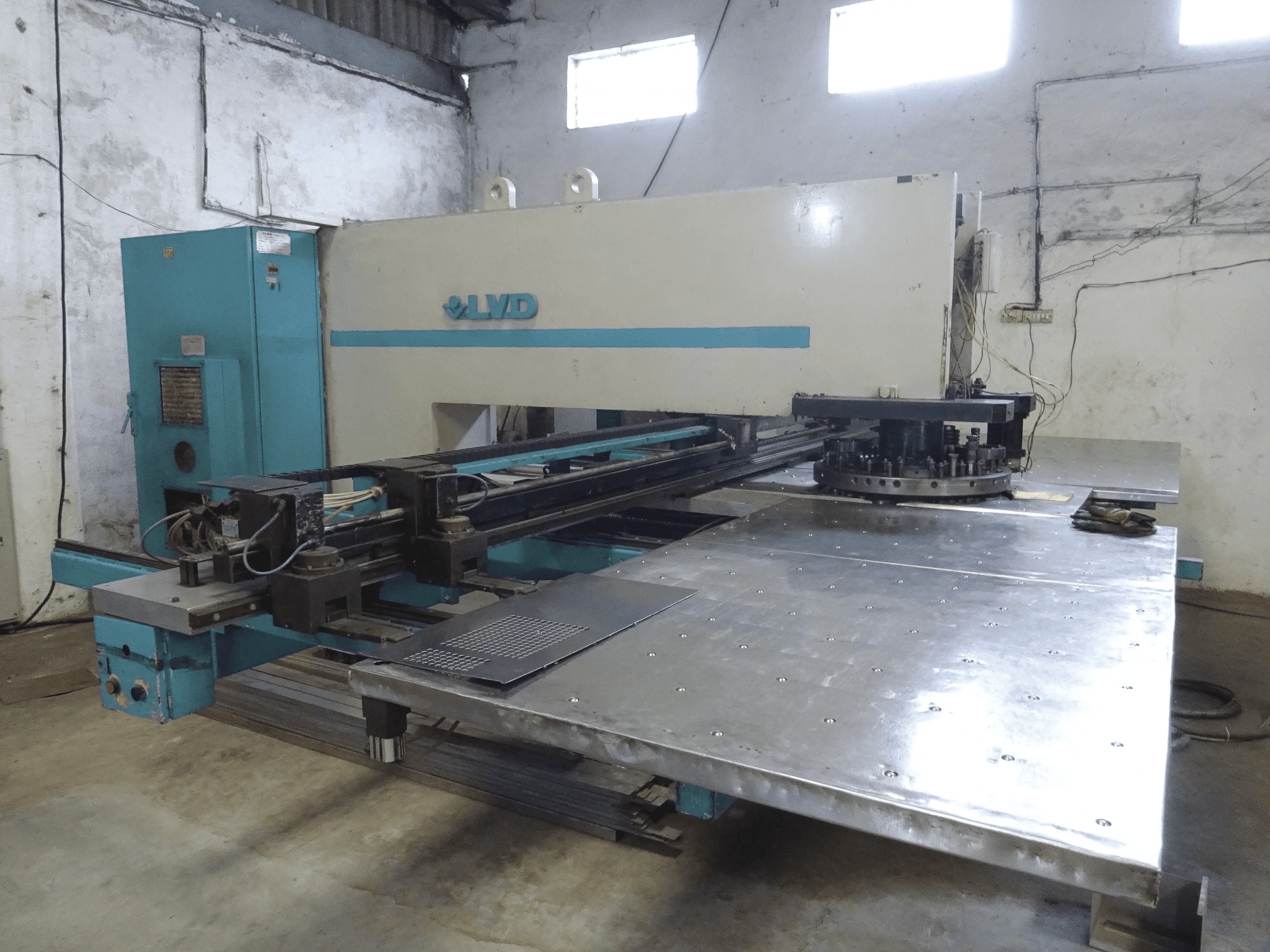 Vista lato sinistro della macchina LVD DELTA 1250 LB TK