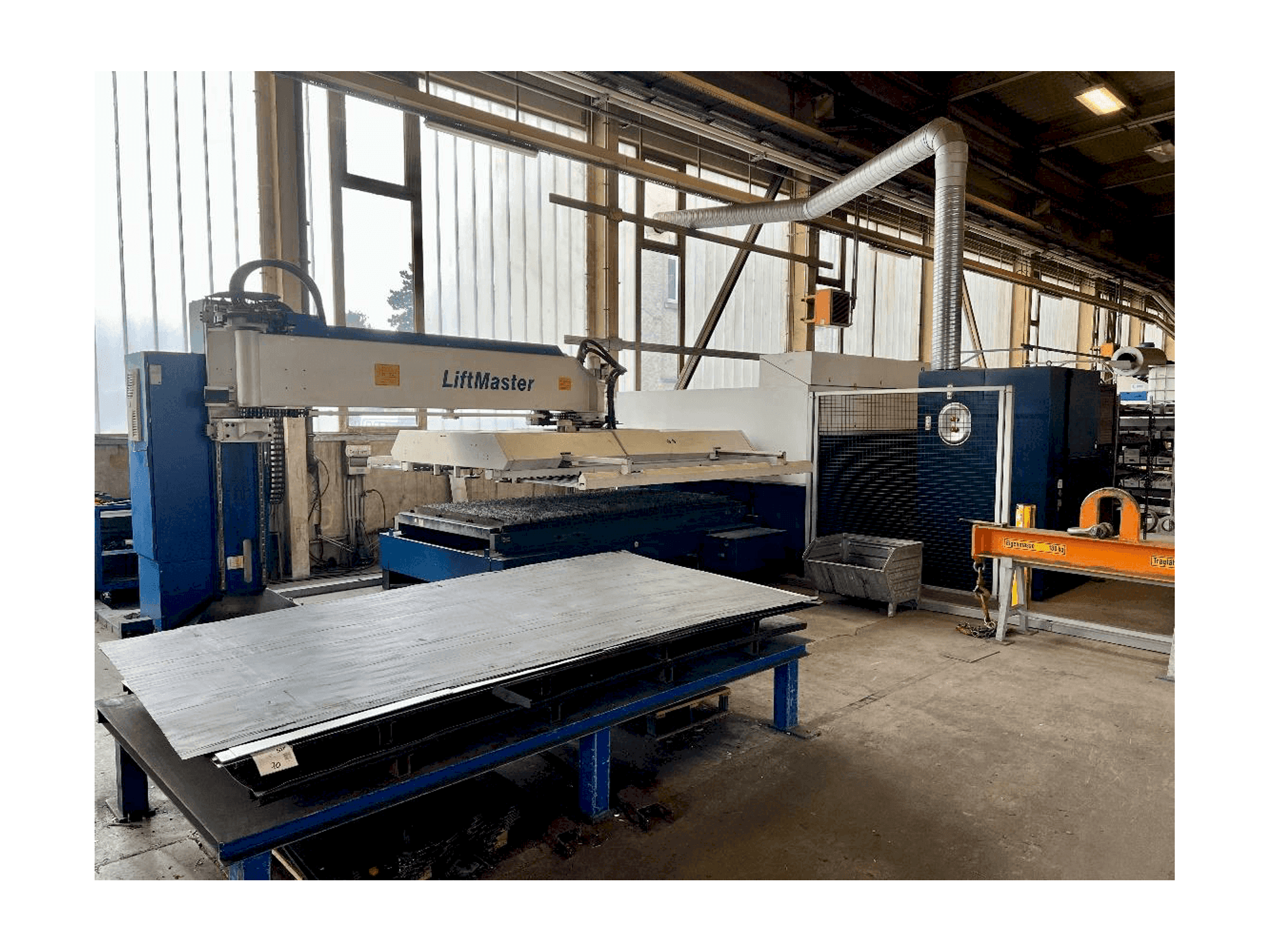 Vista frontale della macchina TRUMPF TruLaser 3030 Fiber