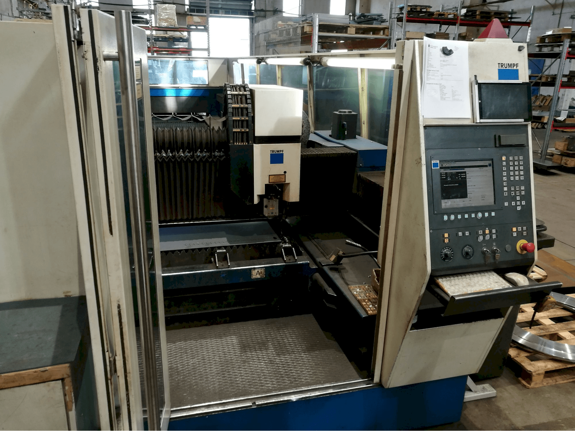 Vista frontale della macchina Trumpf TruLaser 5060