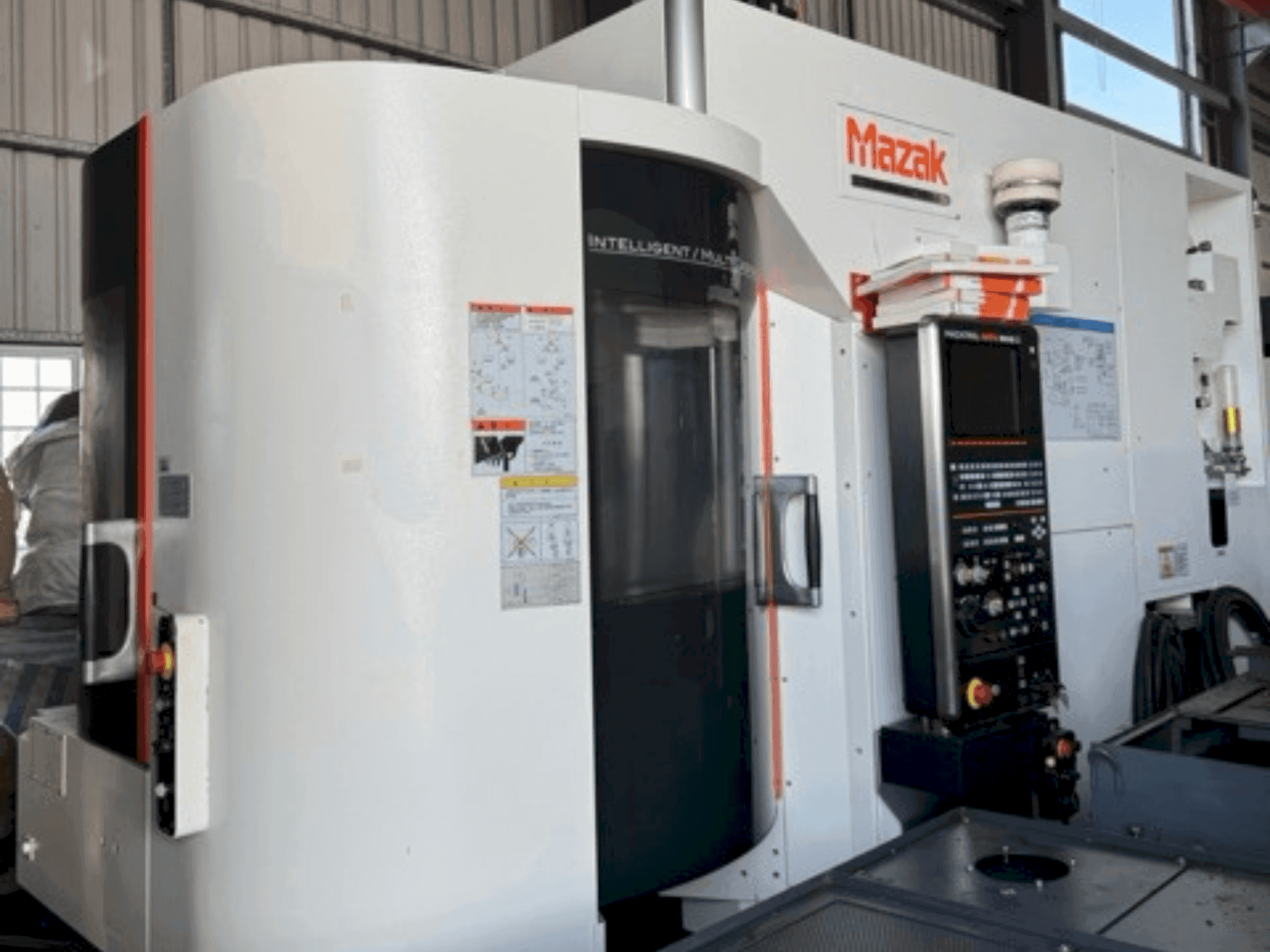 Vista frontale della macchina Mazak VARIAXIS J-500