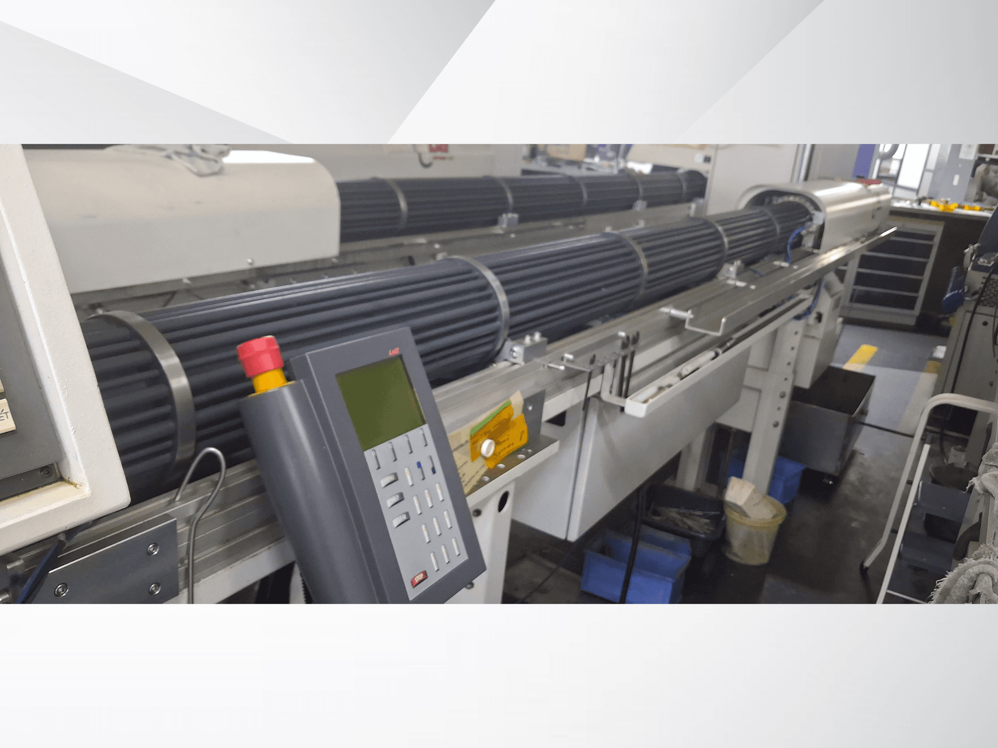 Tornio di tipo svizzero TORNOS DECO 10a in vista frontale, con pannello di controllo e cilindri rotanti per lavorazioni di precisione.