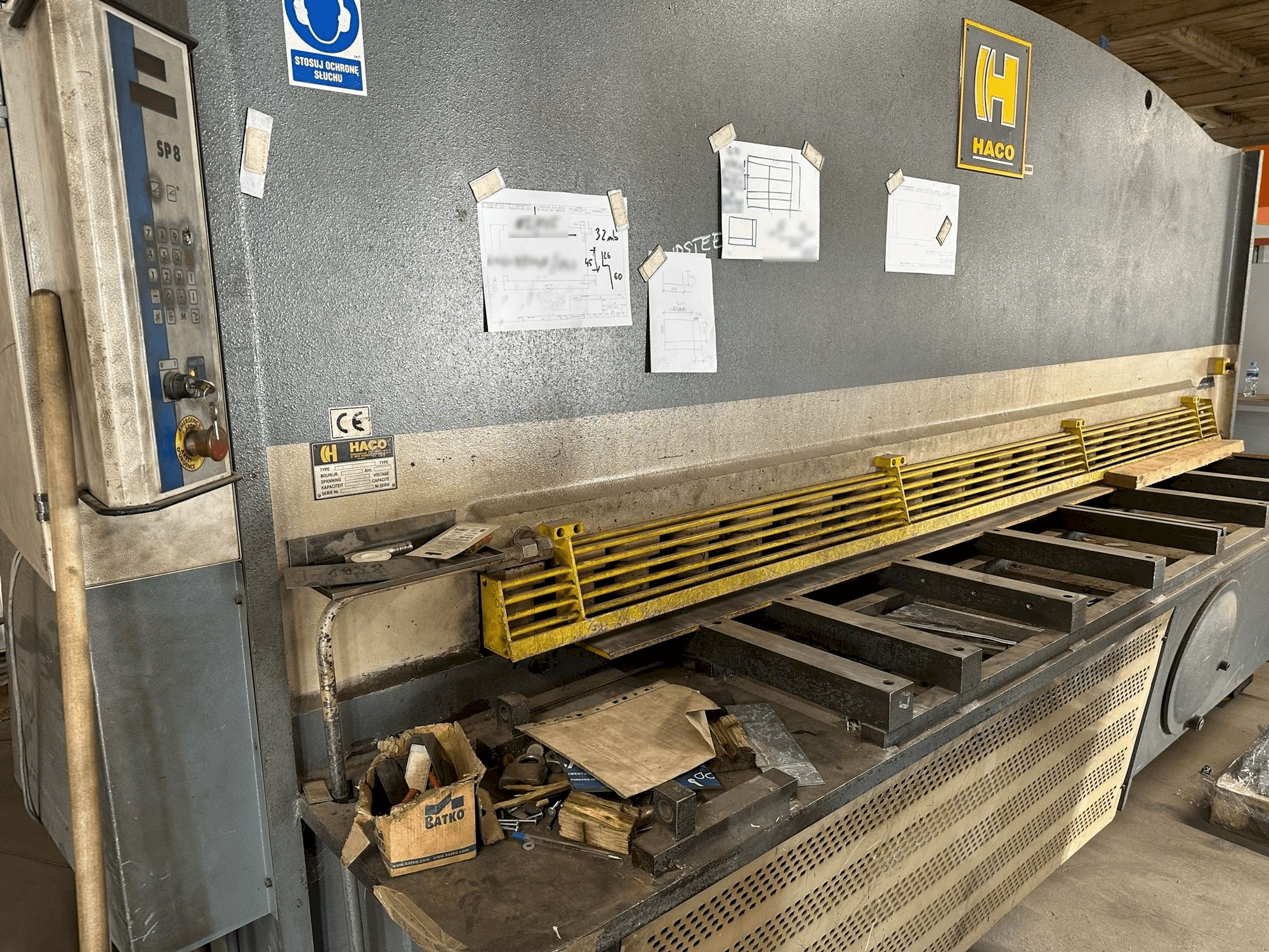 Vista frontale della macchina HACO TS 3012