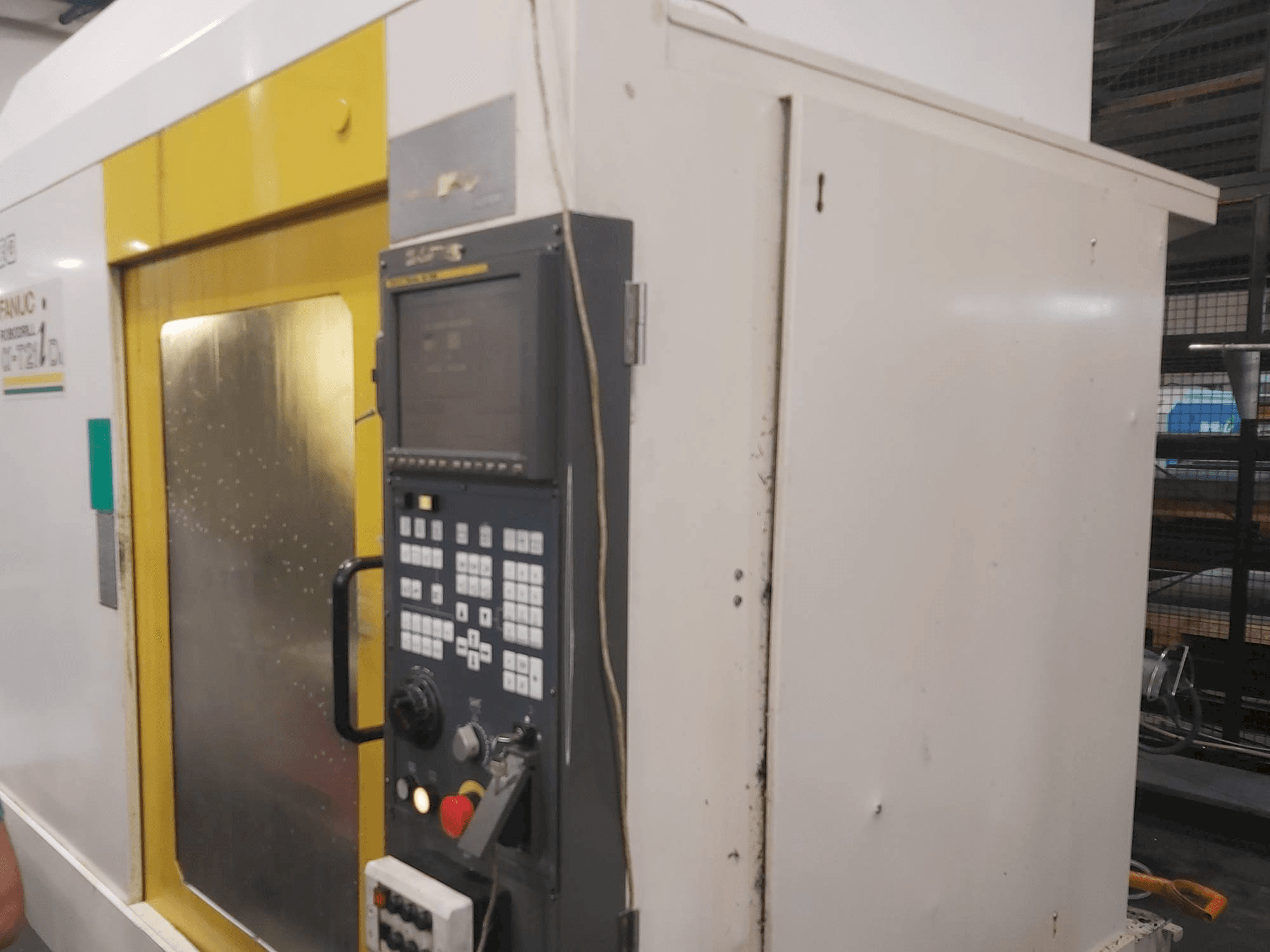 Vista frontale della macchina FANUC Robodrill Alpha T21D