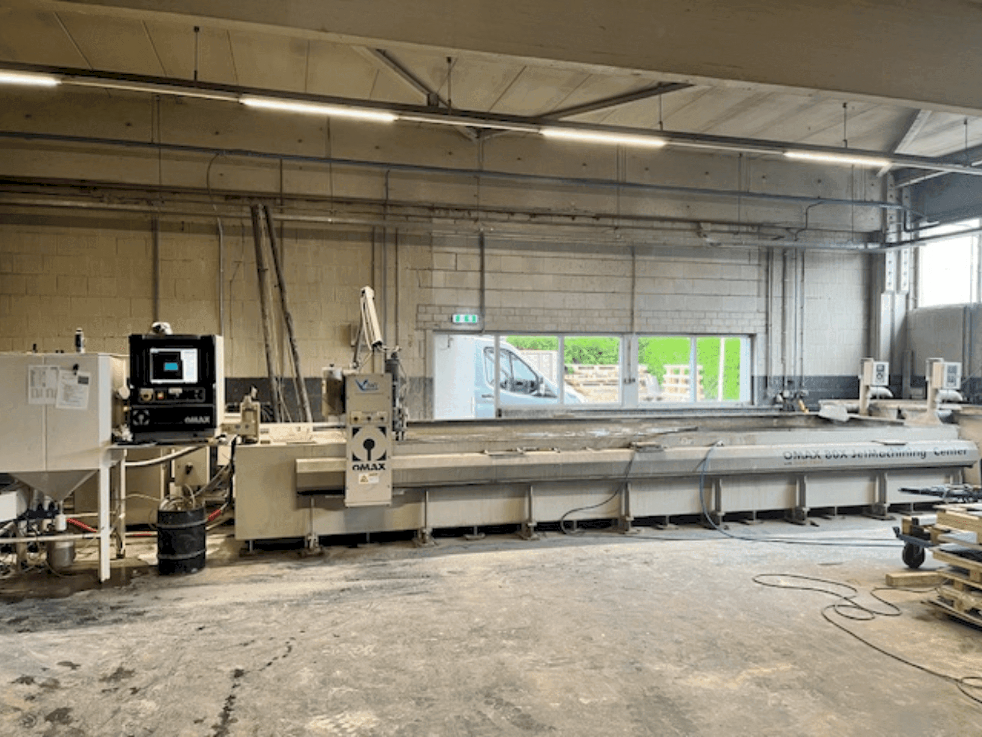 Vista frontale della macchina OMAX 80X