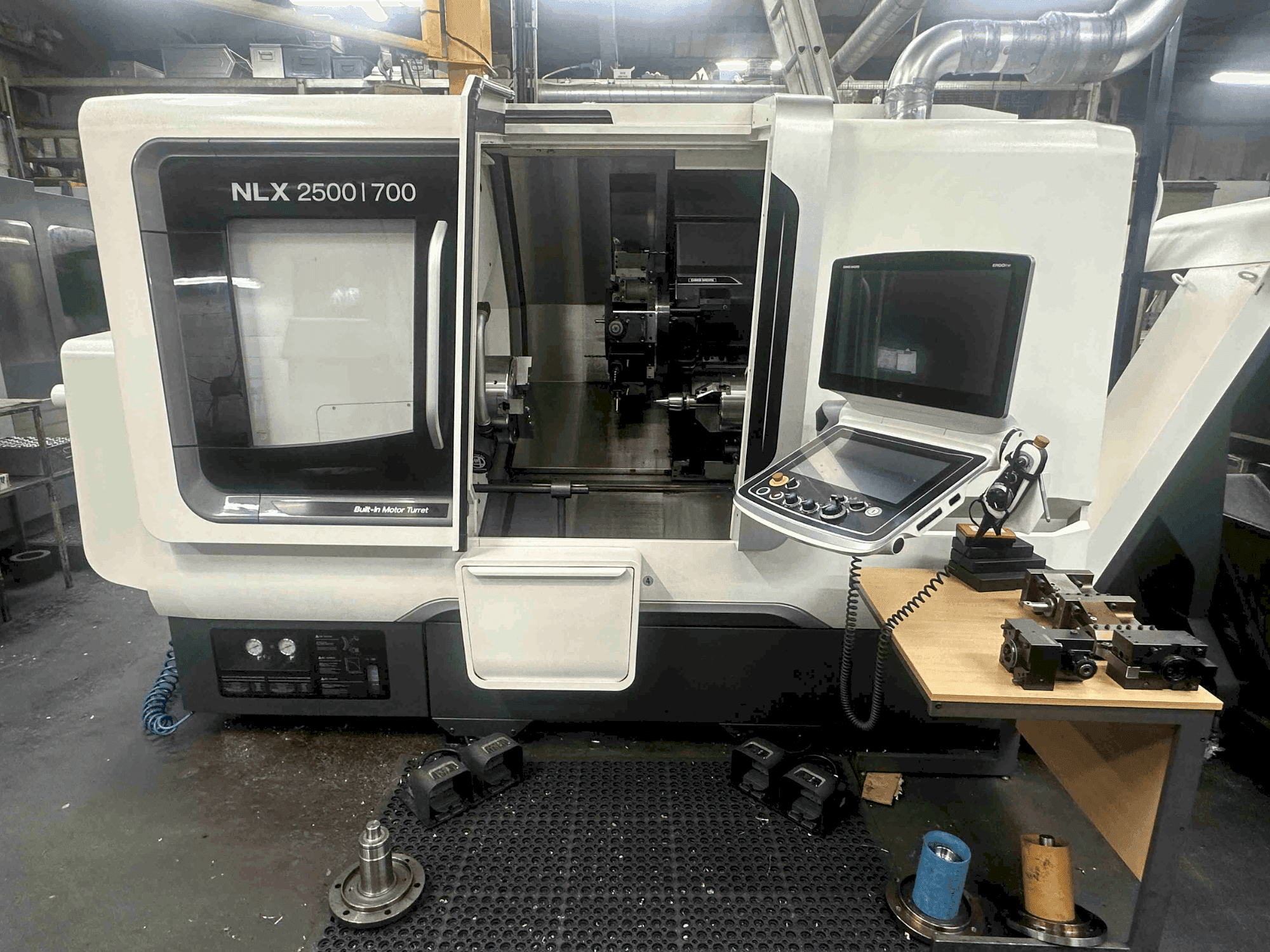 Vista frontale della macchina DMG MORI NLX2500SY/700