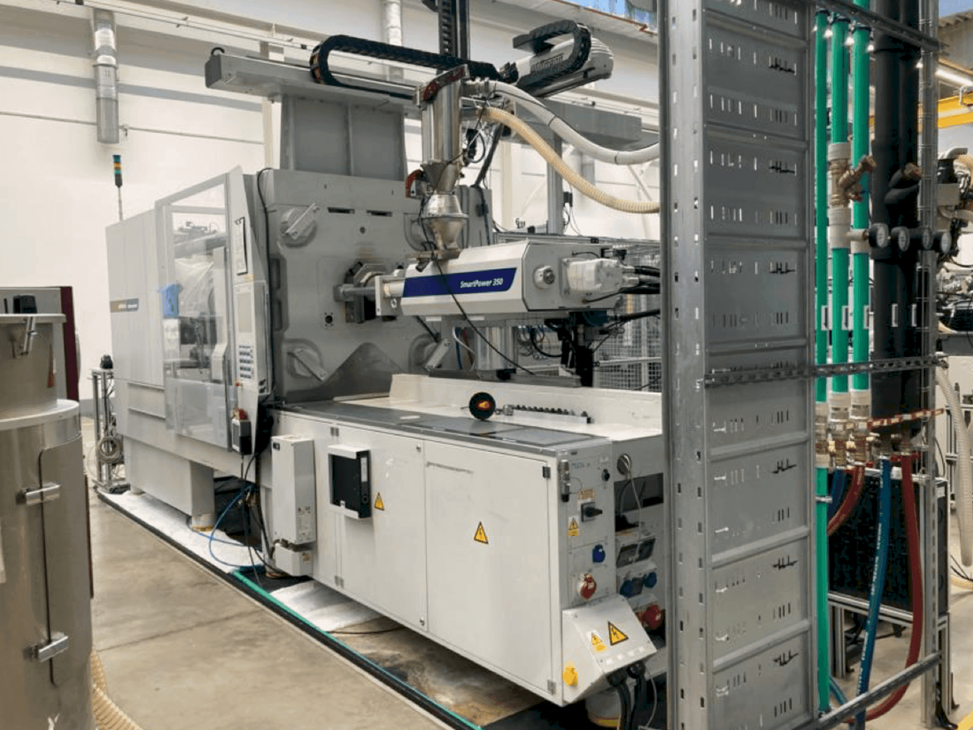 Vista frontale della macchina WITTMANN Battenfeld SmartPower 350/1000 UNILOG BGP