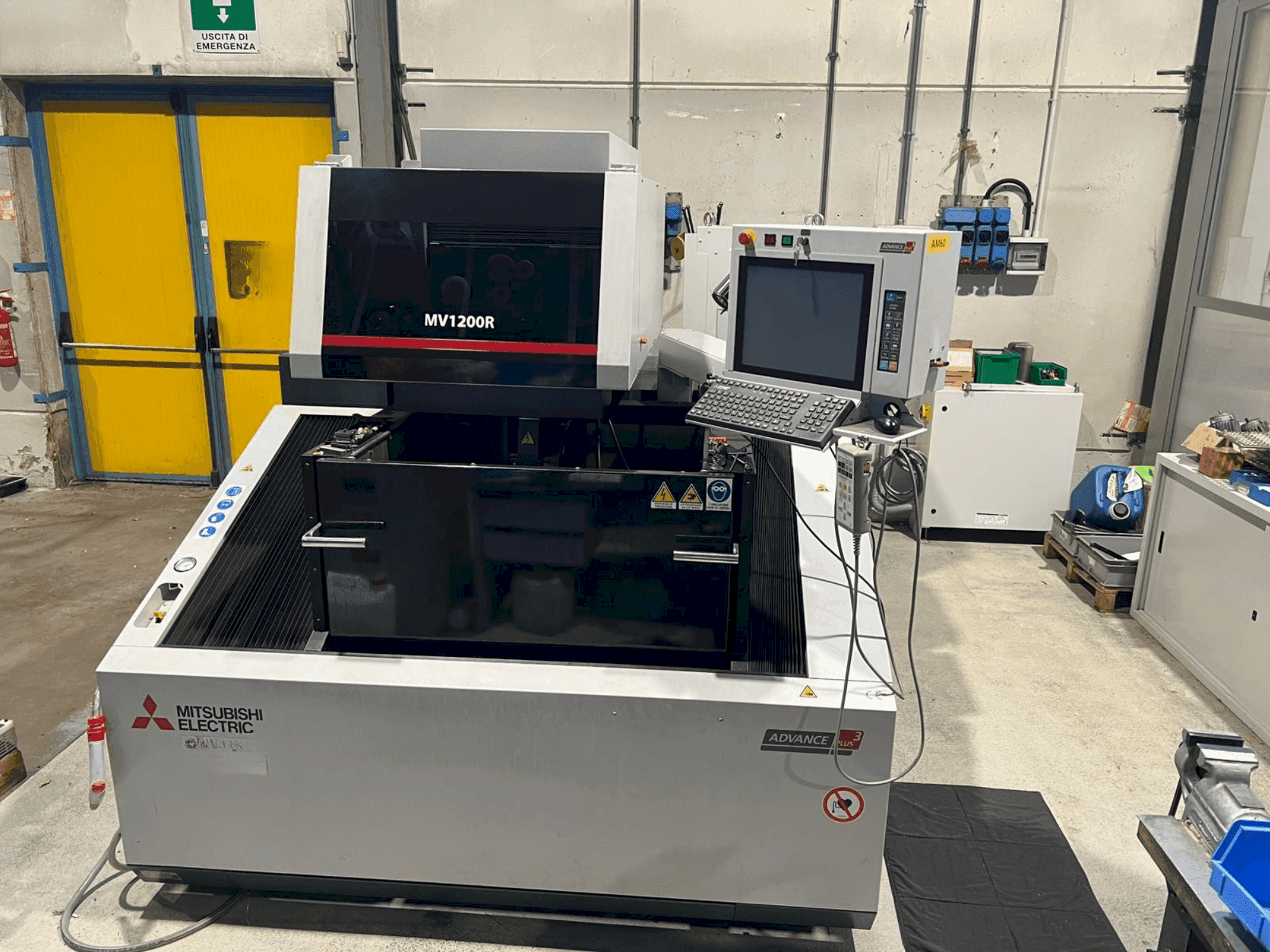 Vista frontale della macchina Mitsubishi MV1200R