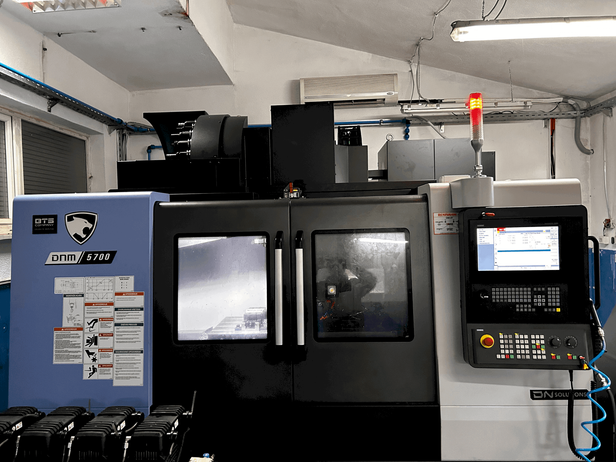 Vista frontale della macchina DN SOLUTIONS DNM 5700