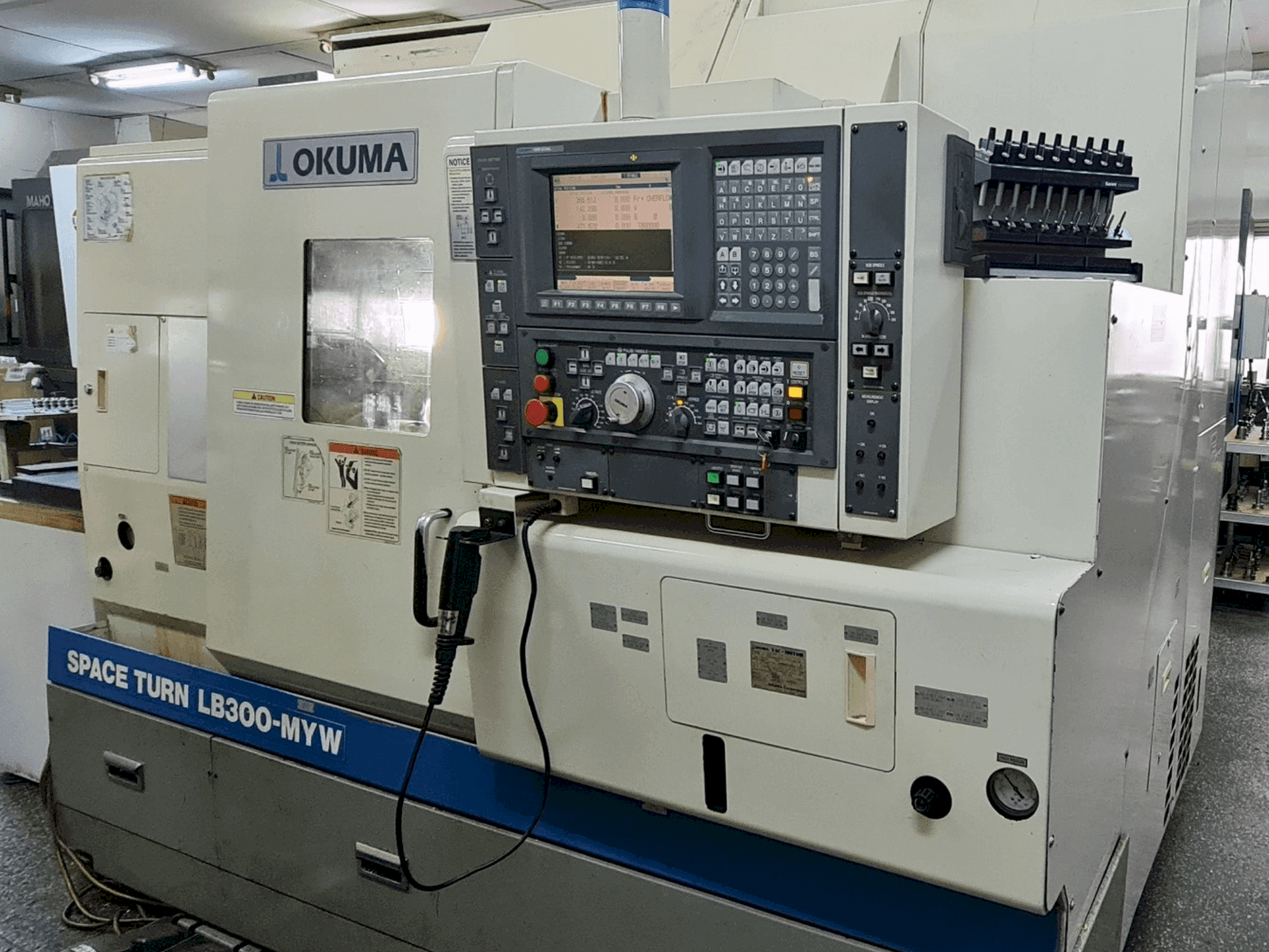 Vista frontale della macchina Okuma Space Turn LB 300 MYW
