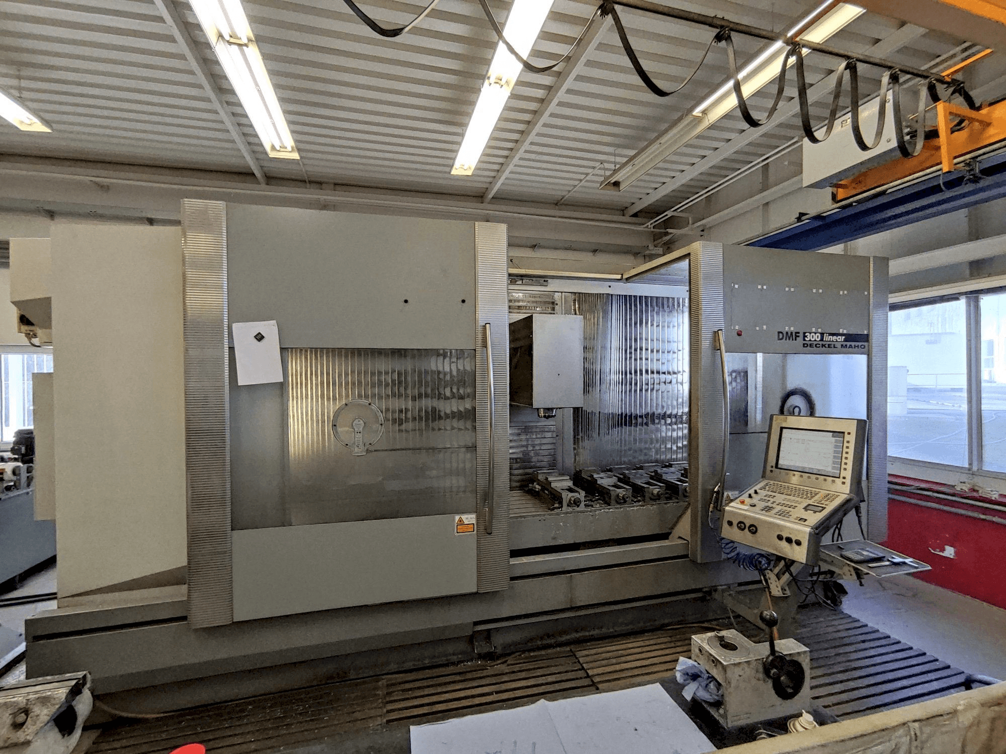 Vista frontale della macchina DECKEL MAHO DMF 300 linear