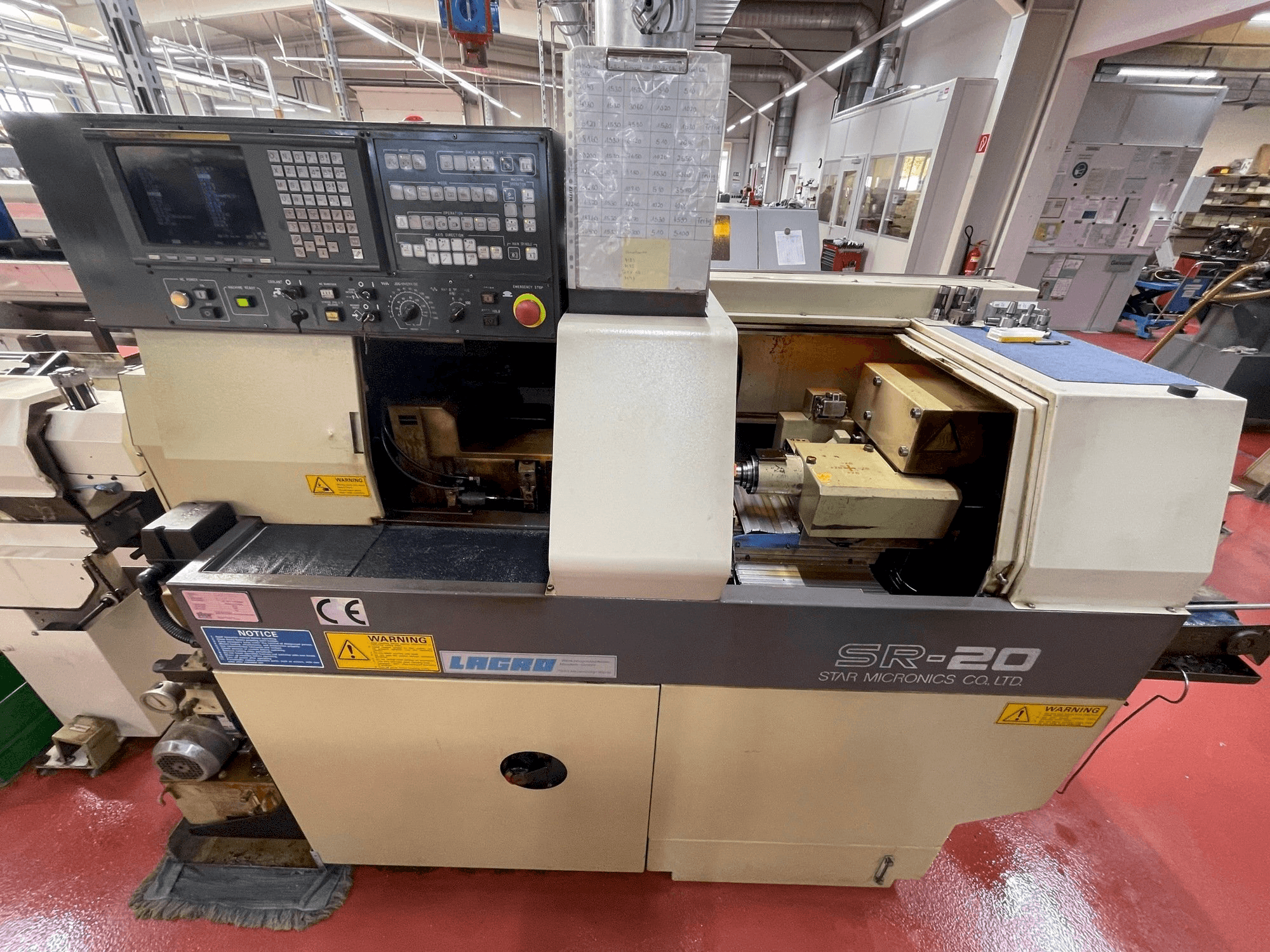 Vista frontale della macchina Star SR-20