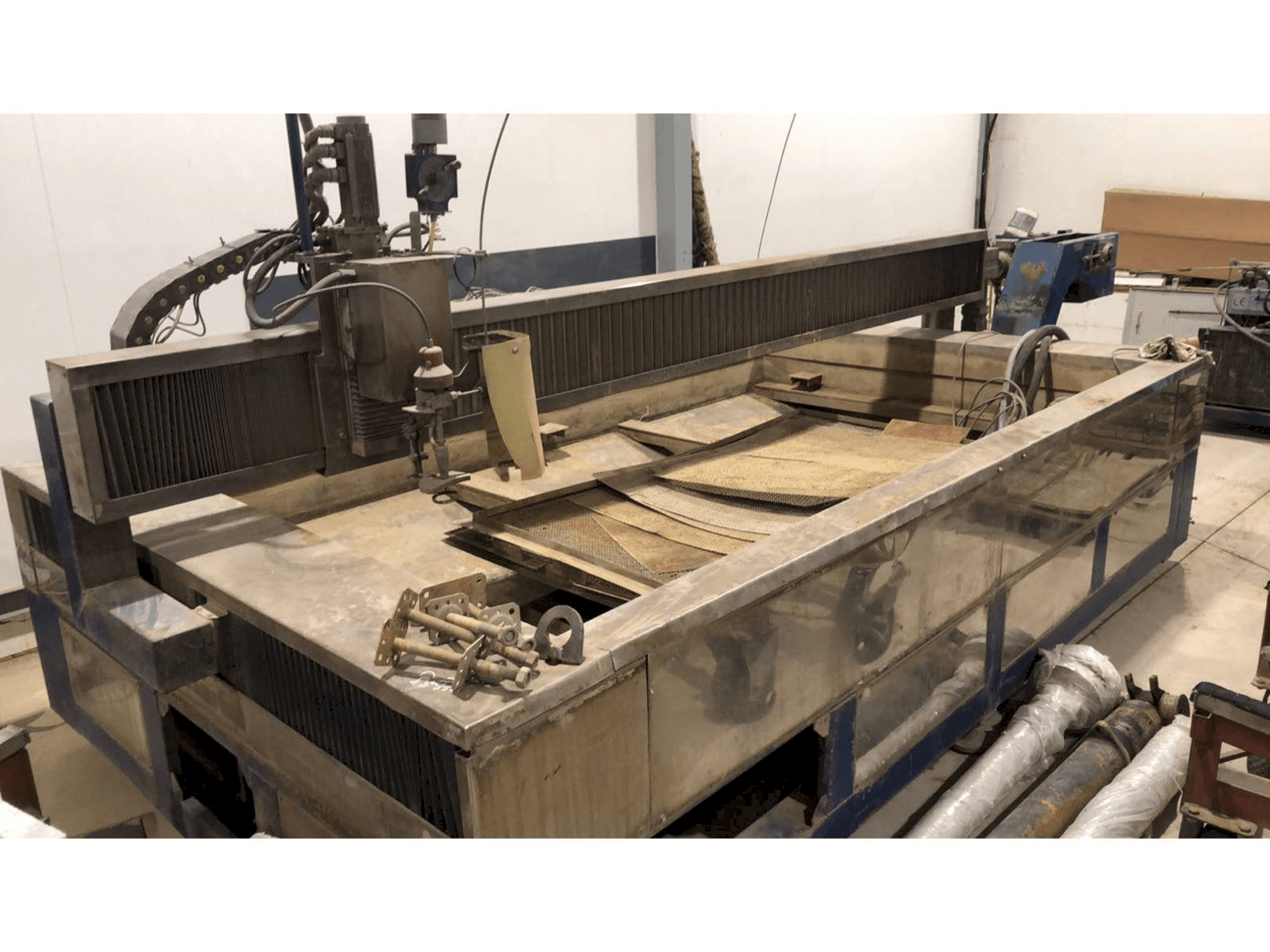 Vista frontale della macchina Waterjet Italy WF 1630 CNC