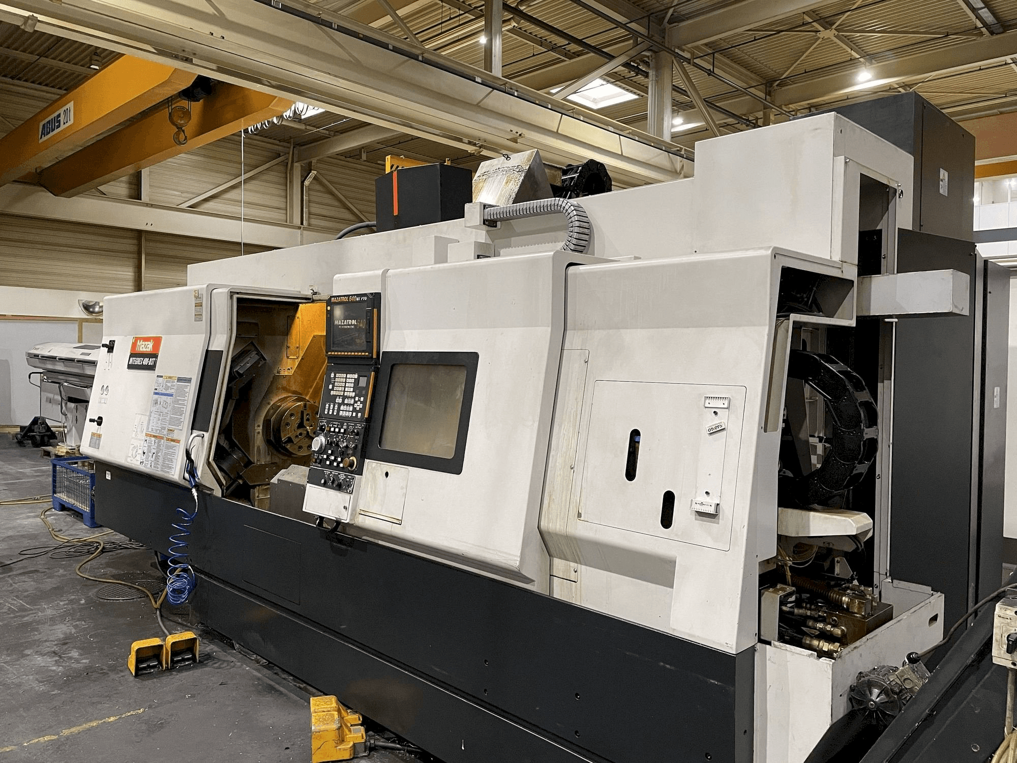 Vista frontale della macchina Mazak Integrex 400 III ST