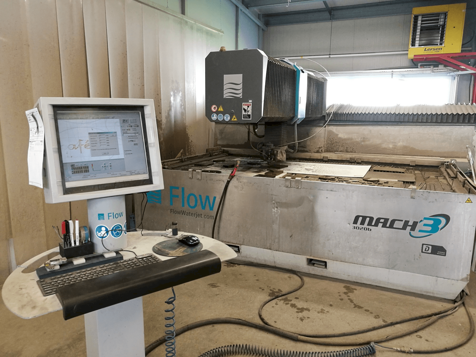 Vista frontale della macchina Flow Mach3-3020b DWJ