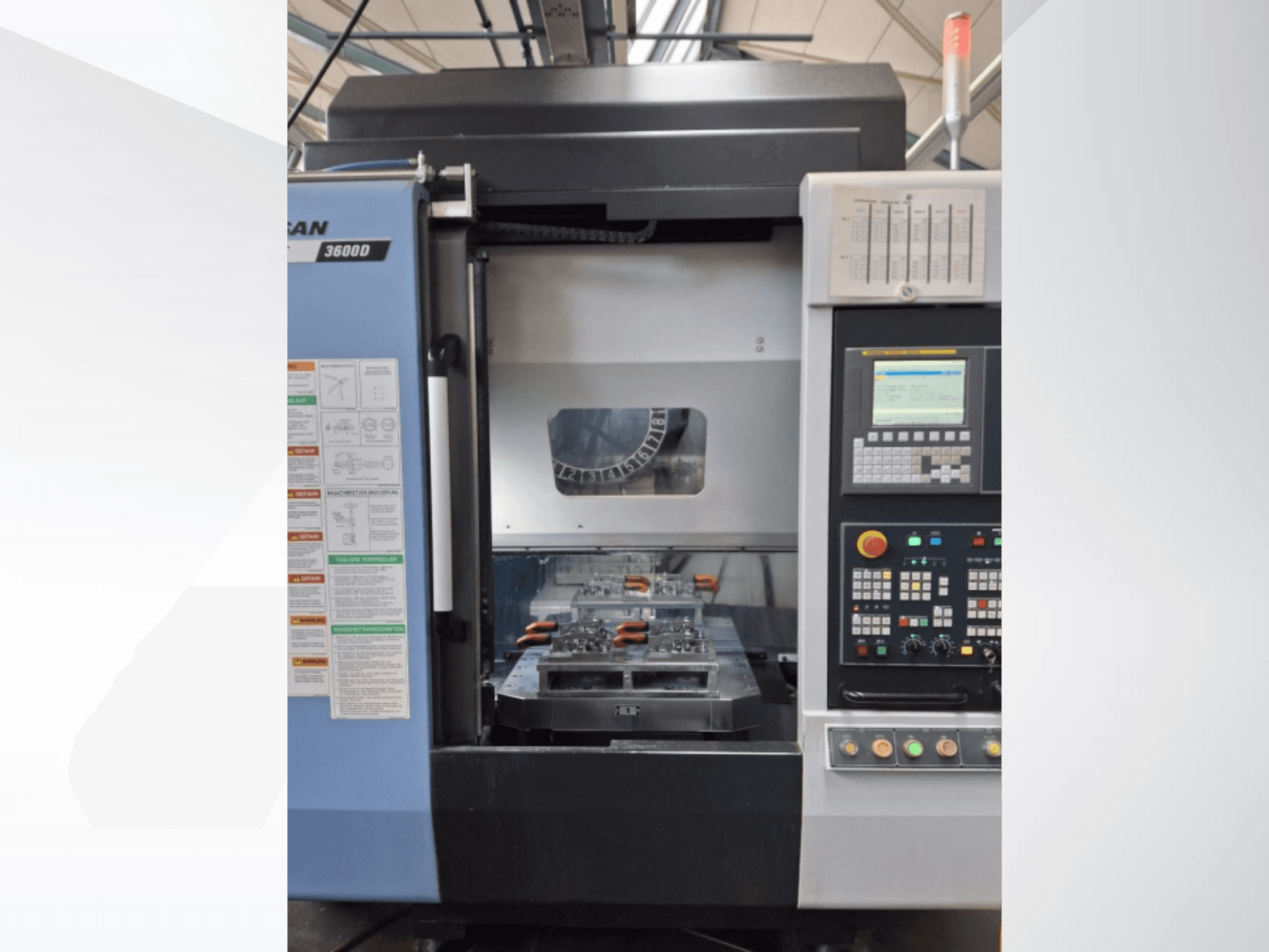 Tornio verticale DOOSAN T 3600 D in vista frontale, con pannello di controllo e area di lavoro con utensili.