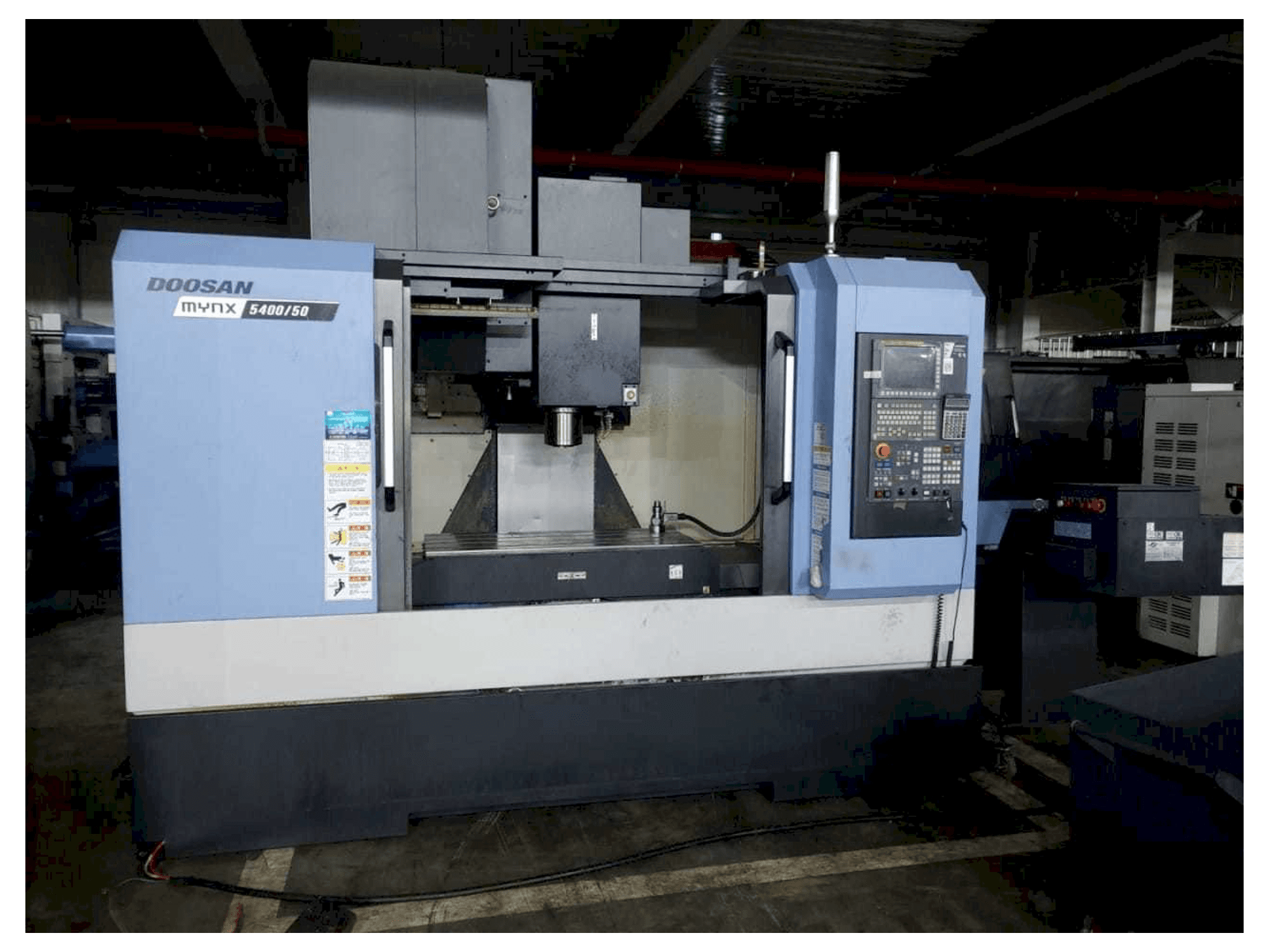 Vista frontale della macchina Doosan MYNX 5400/50