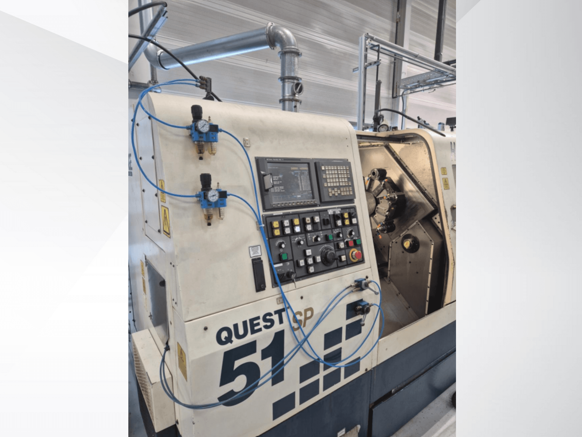 Vista frontale della macchina CNC Questcp 51, pannello di controllo con pulsanti e display, comandi pneumatici, design industriale.