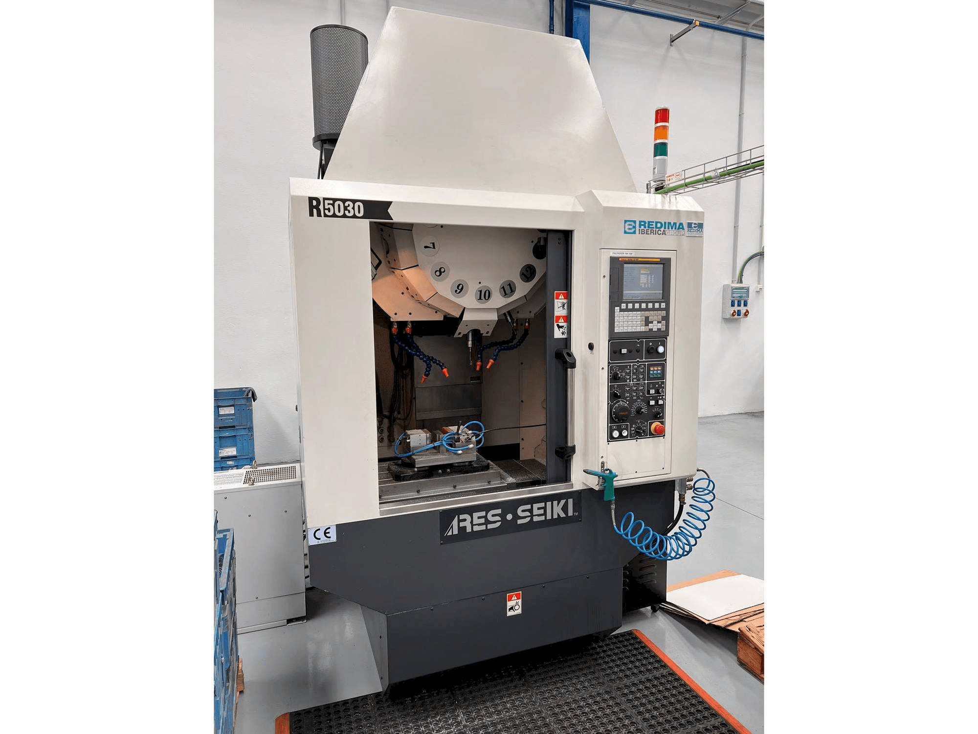 Vista frontale della macchina ARES-SEIKI R5030