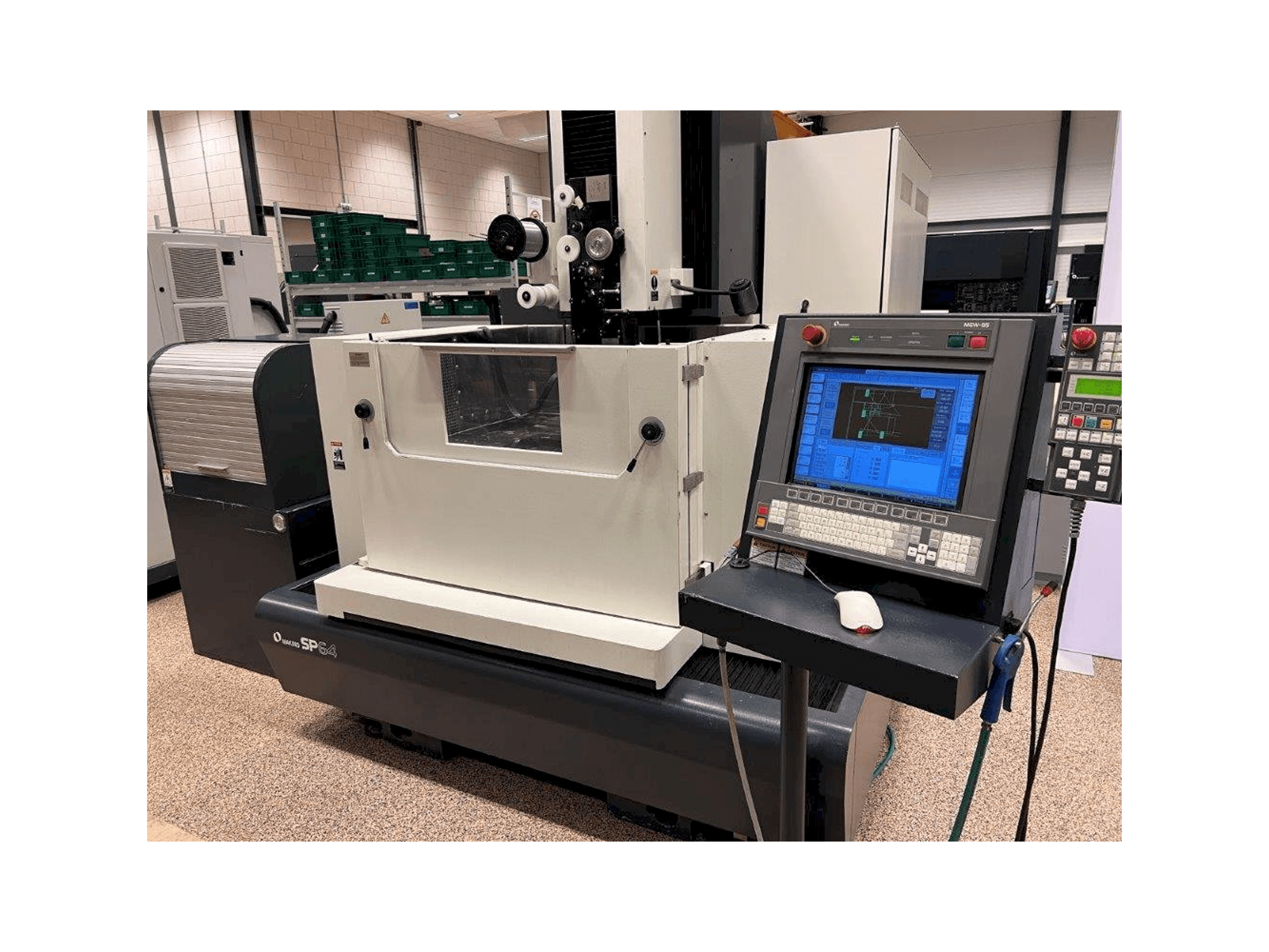 Vista frontale della macchina Makino