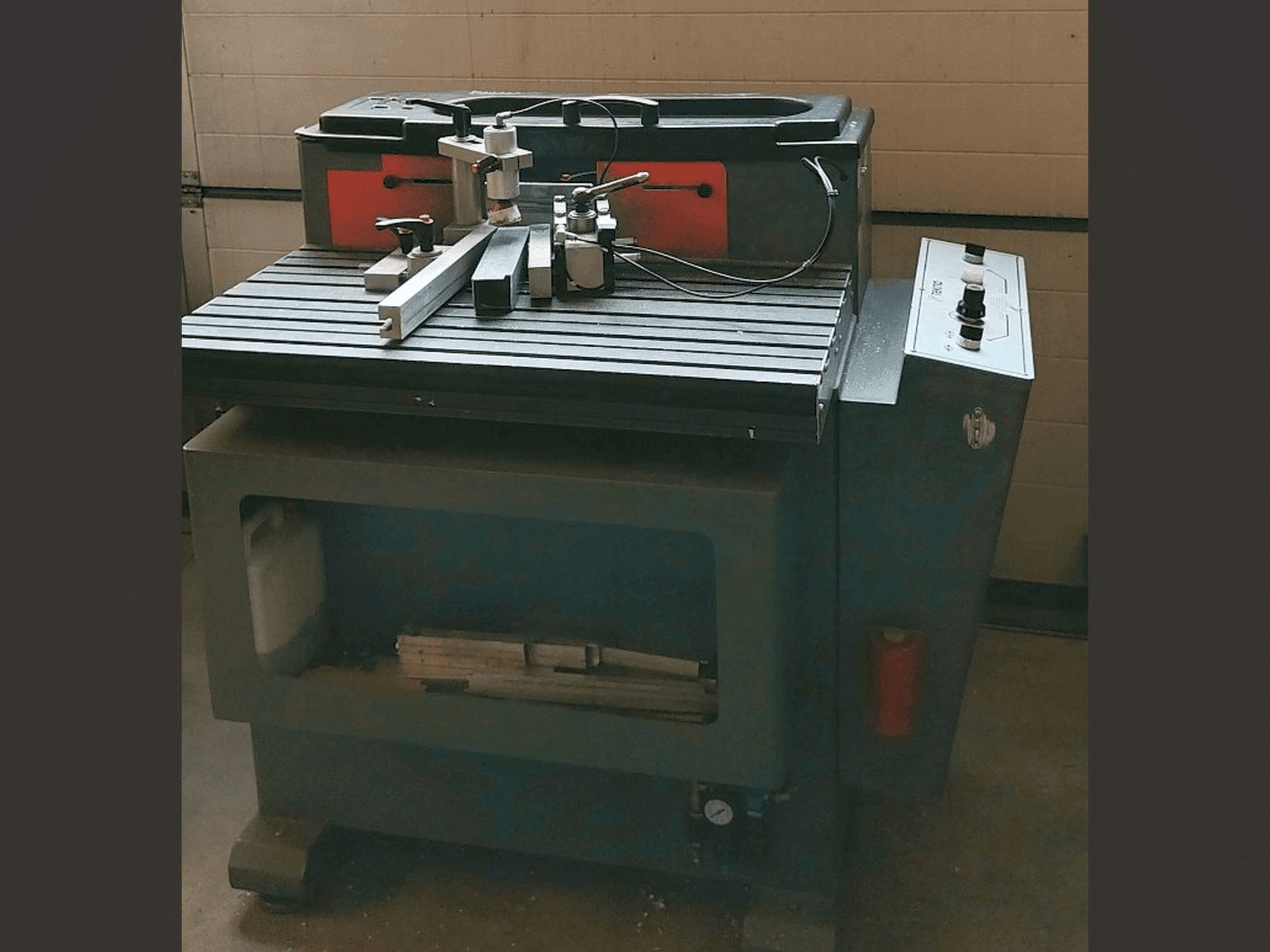 Vista laterale sinistra della macchina Tekna TK661