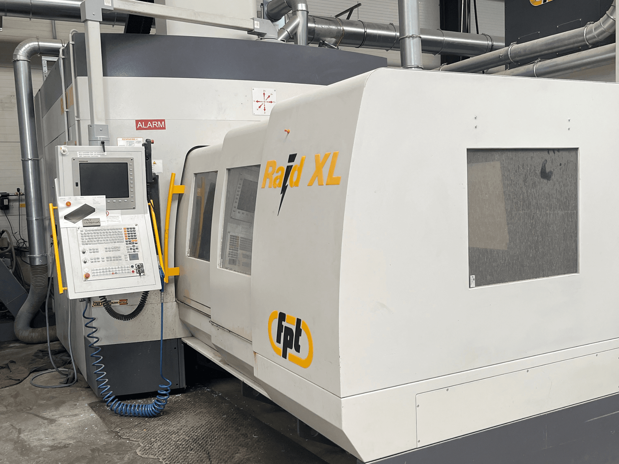 Fresatrice a portale FPT Raid XL vista frontale con pannello di controllo, che ne mette in risalto il design industriale e le caratteristiche operative.