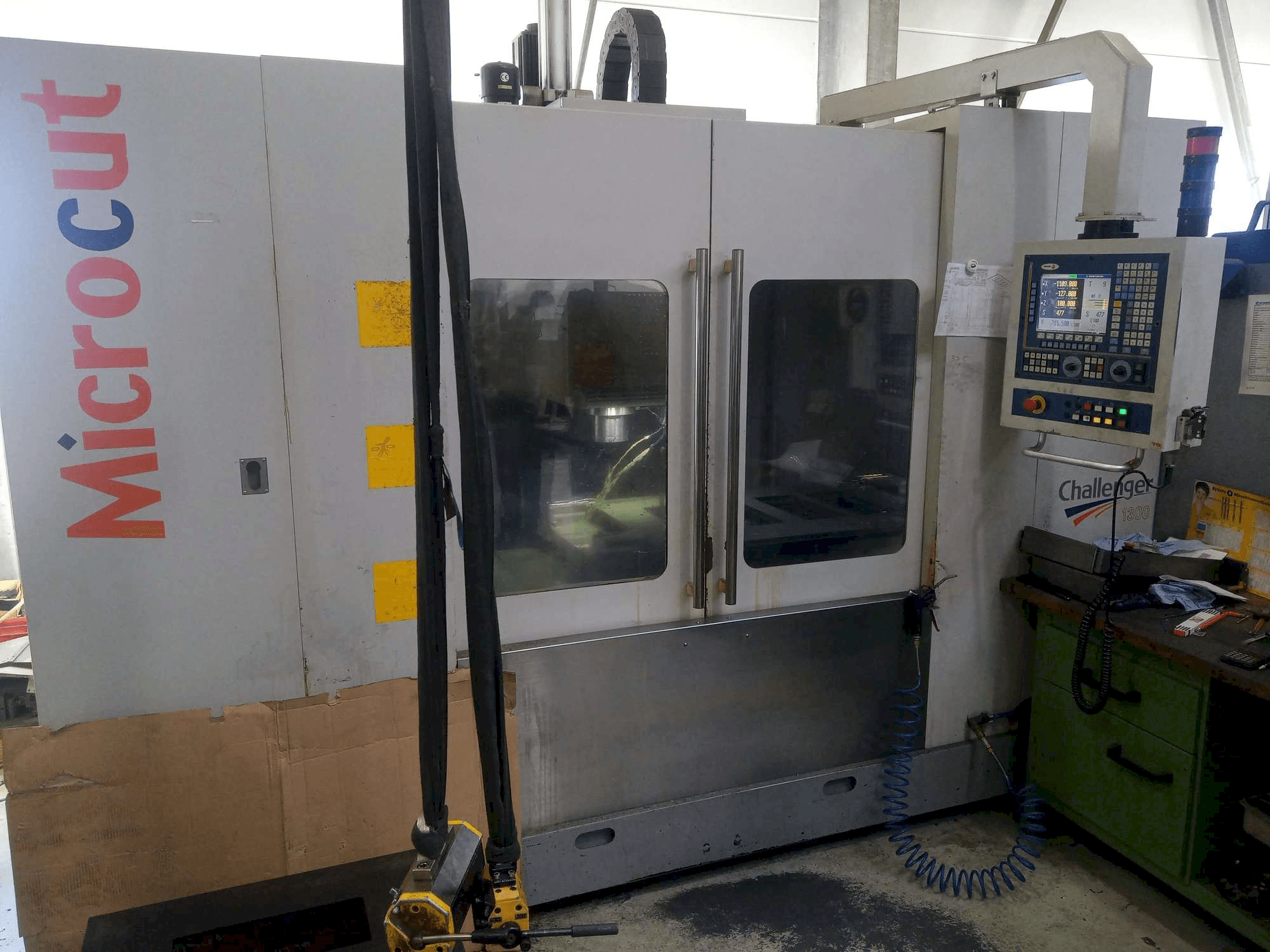Vista frontale della macchina Micromill VMC 1300