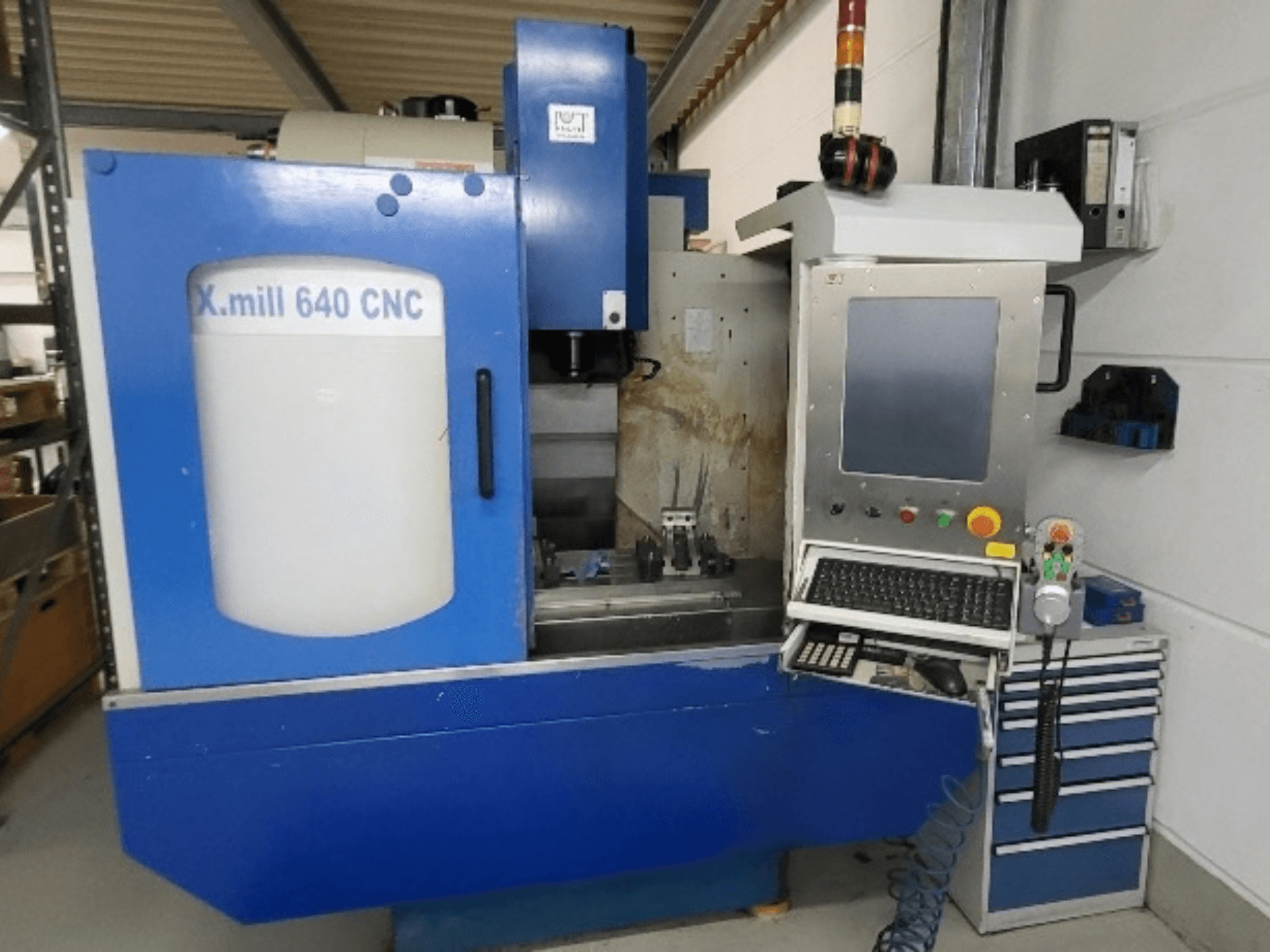 Centro di lavorazione verticale CNC Blue KNUTH X-mill 640, vista frontale con pannello di controllo e tastiera visibili.