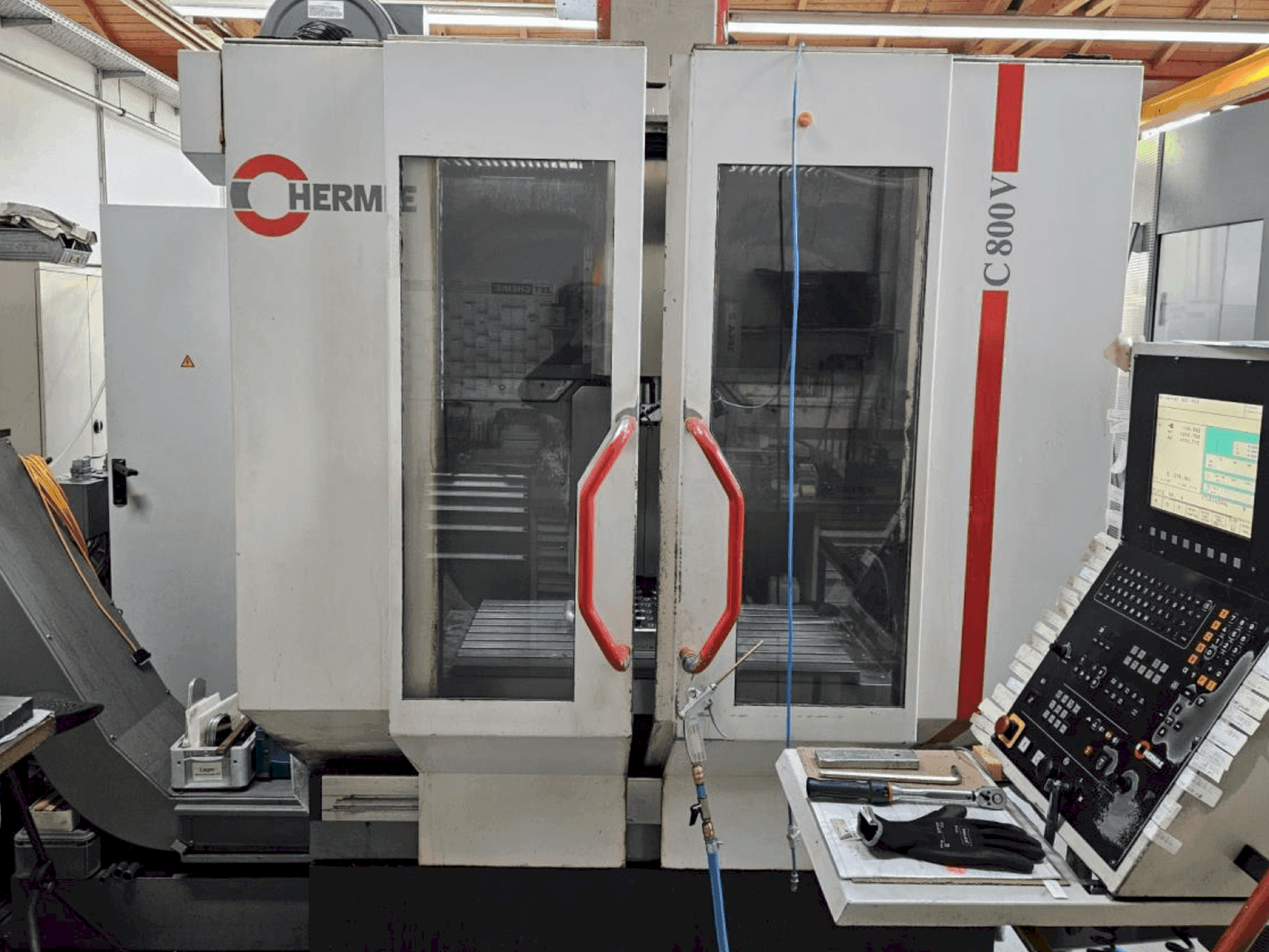 Vista frontale della macchina HERMLE C 800 V