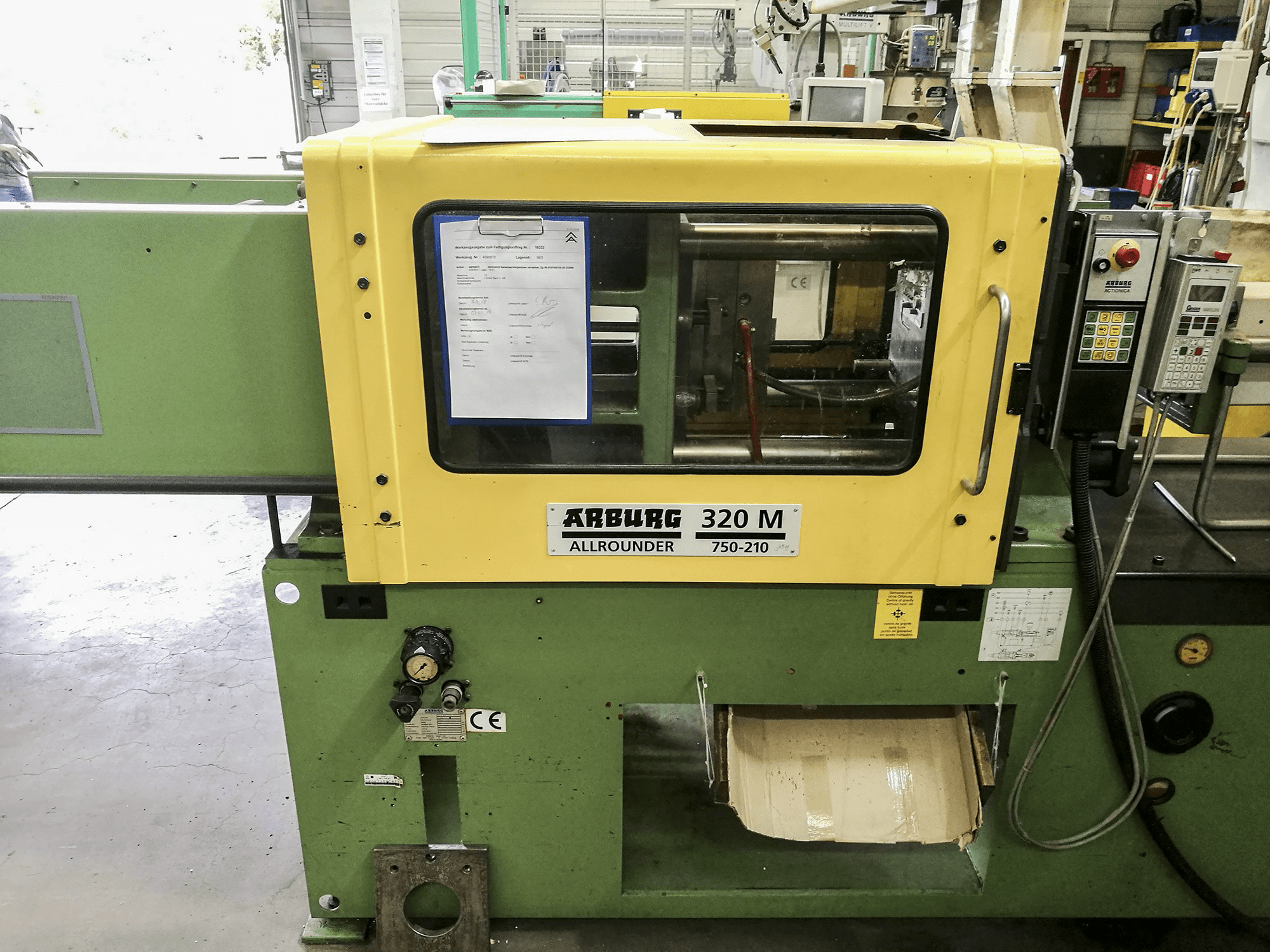 Vista frontale della macchina Arburg 320M 750-210