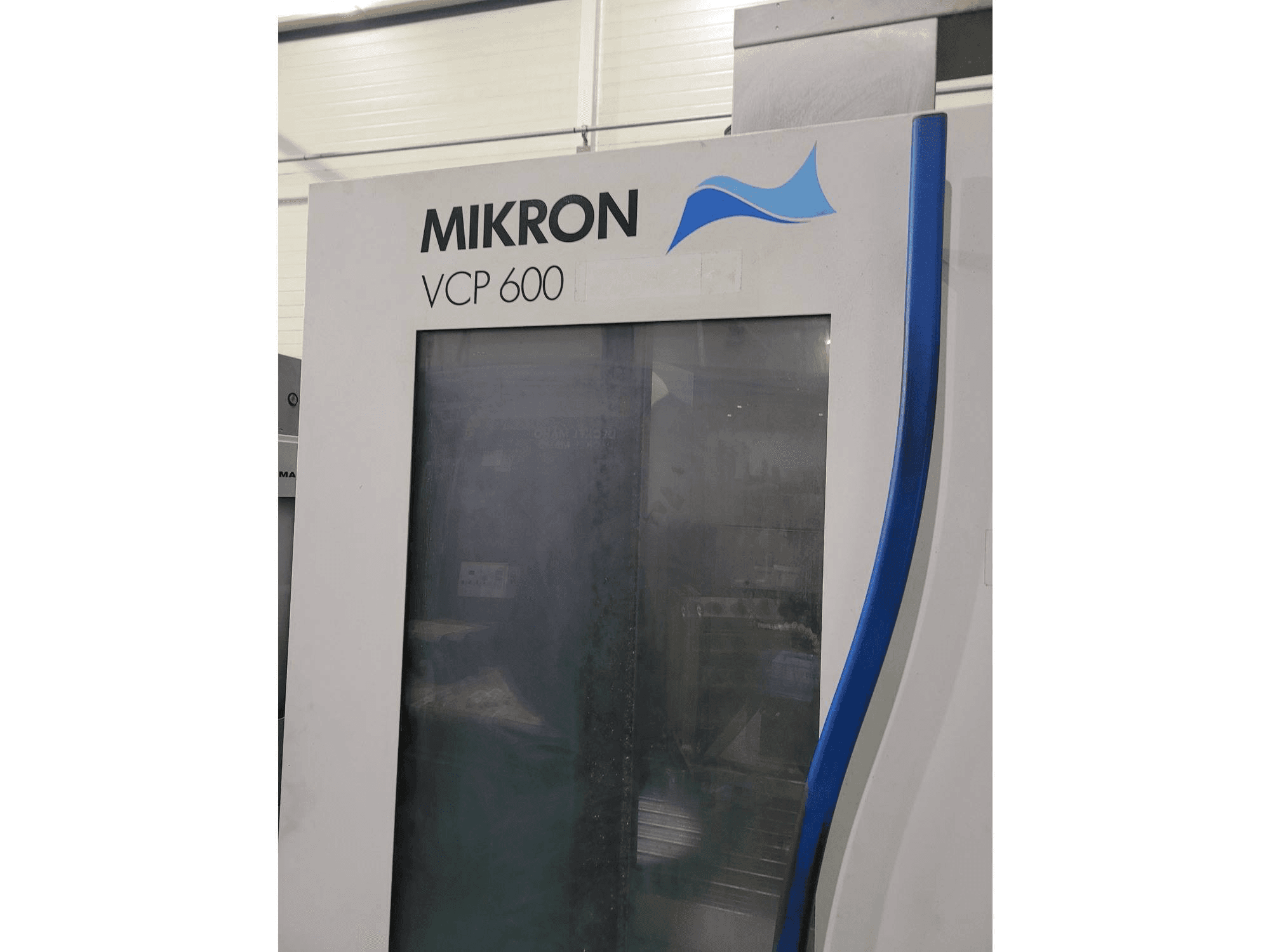 Vista frontale della macchina MIKRON VCP 600