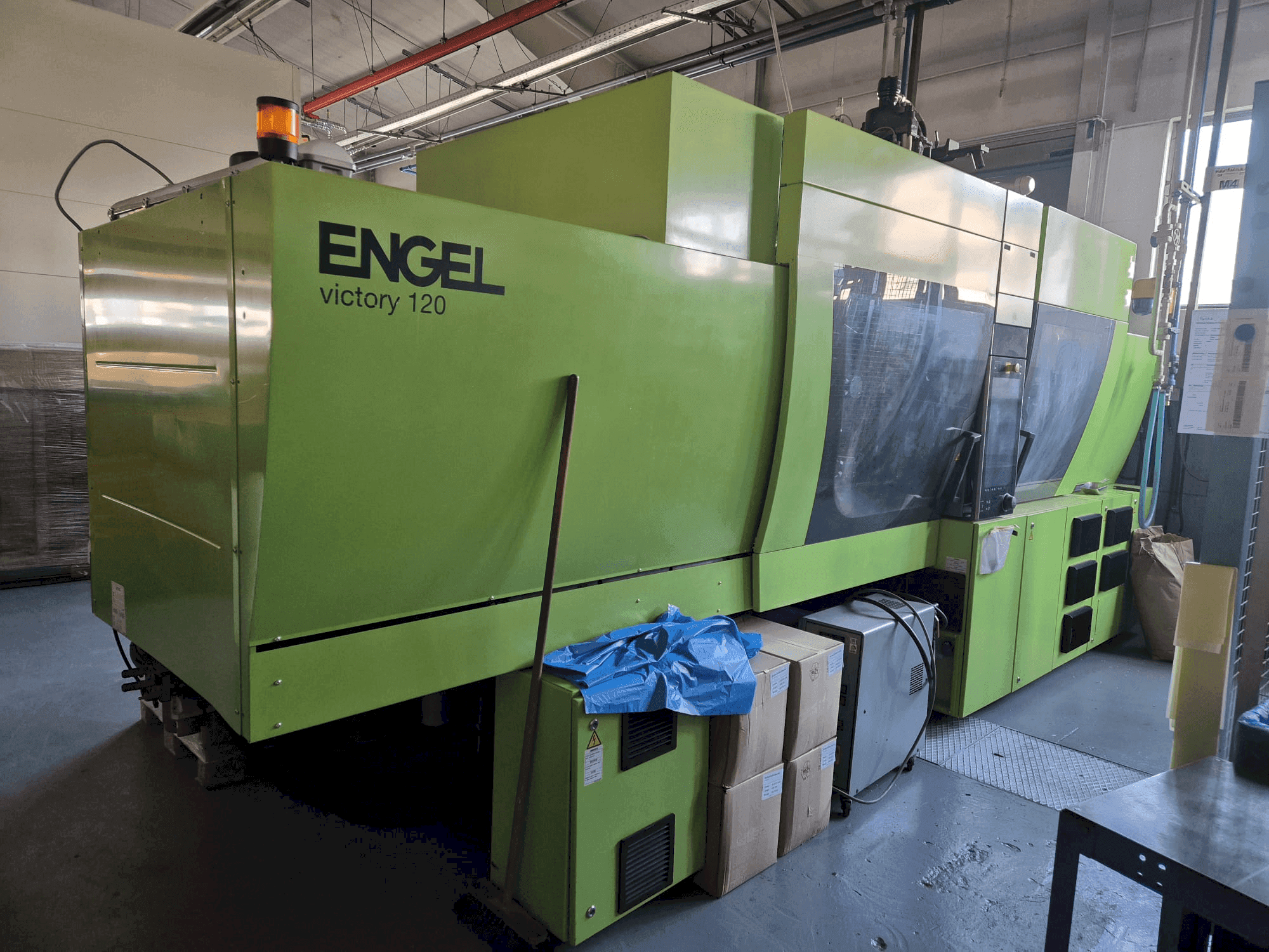 Vista frontale della macchina Engel Victory 330H/200V/120 Combi