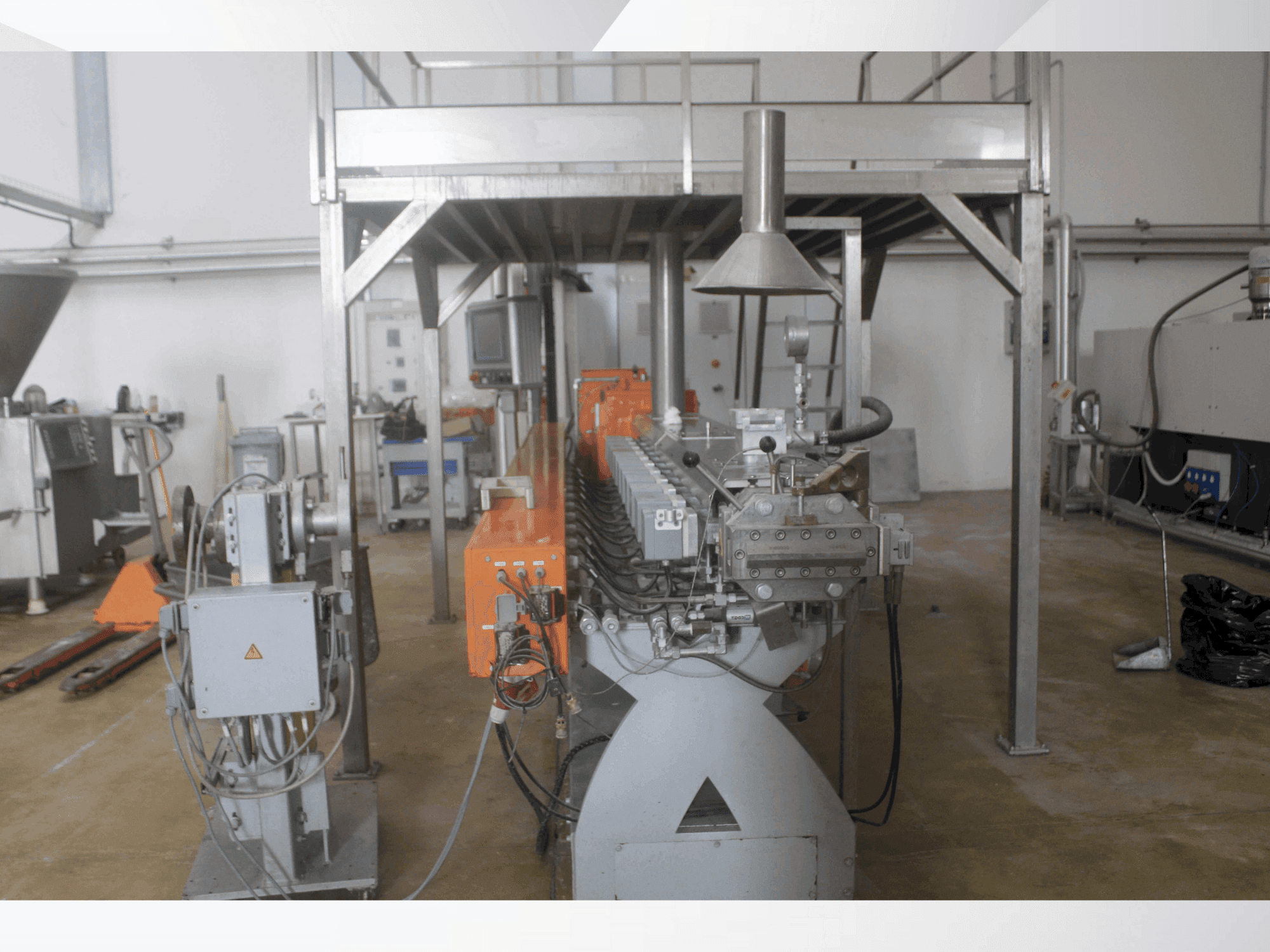 Vista frontale della macchina Leistritz ZSE60MAXX-48D