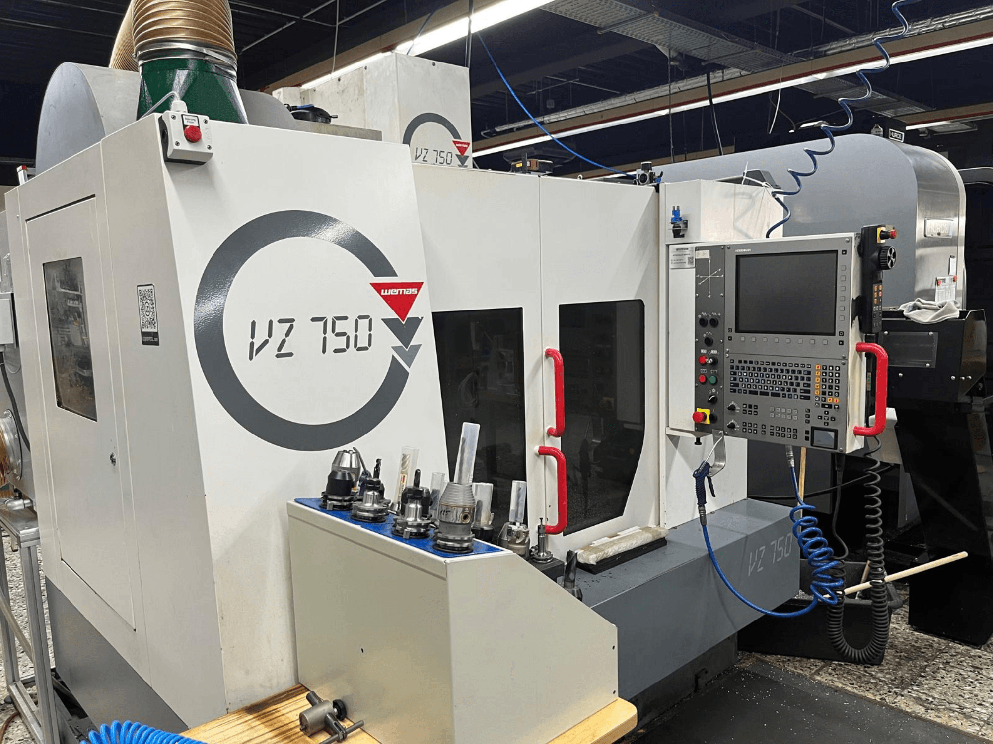 Centro di lavoro verticale WEMAS VZ 750, vista frontale, mostra il pannello di controllo, i portautensili e i dettagli del design della macchina.