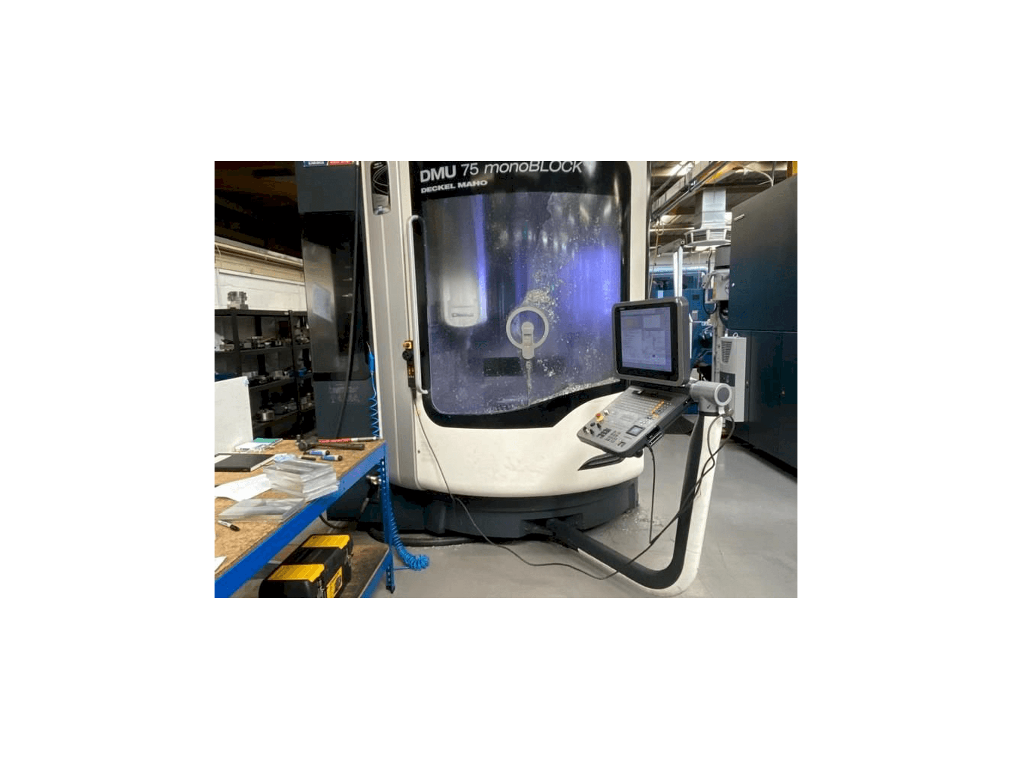 Vista frontale della macchina DMG MORI DMU75 monoBLOCK