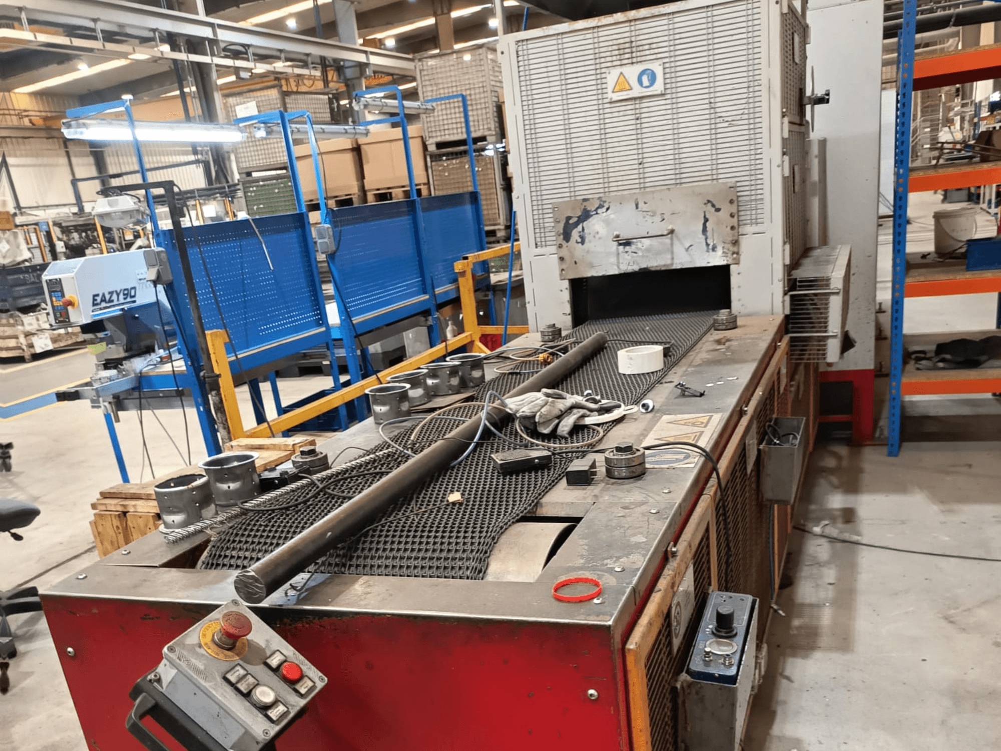 LINEA DI SALDATURA A BRASO SCAME 50-20-350-GI-DR, vista laterale che mostra i comandi, le barre metalliche e la configurazione dell'area di lavoro in un ambiente industriale.