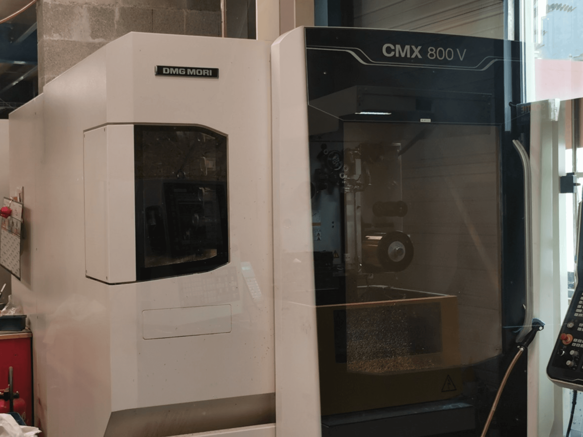 Centro di lavorazione verticale DMG Mori Seiki CMX 800 V, vista frontale che mostra il pannello di controllo e l'area di lavoro con gli utensili in vista.