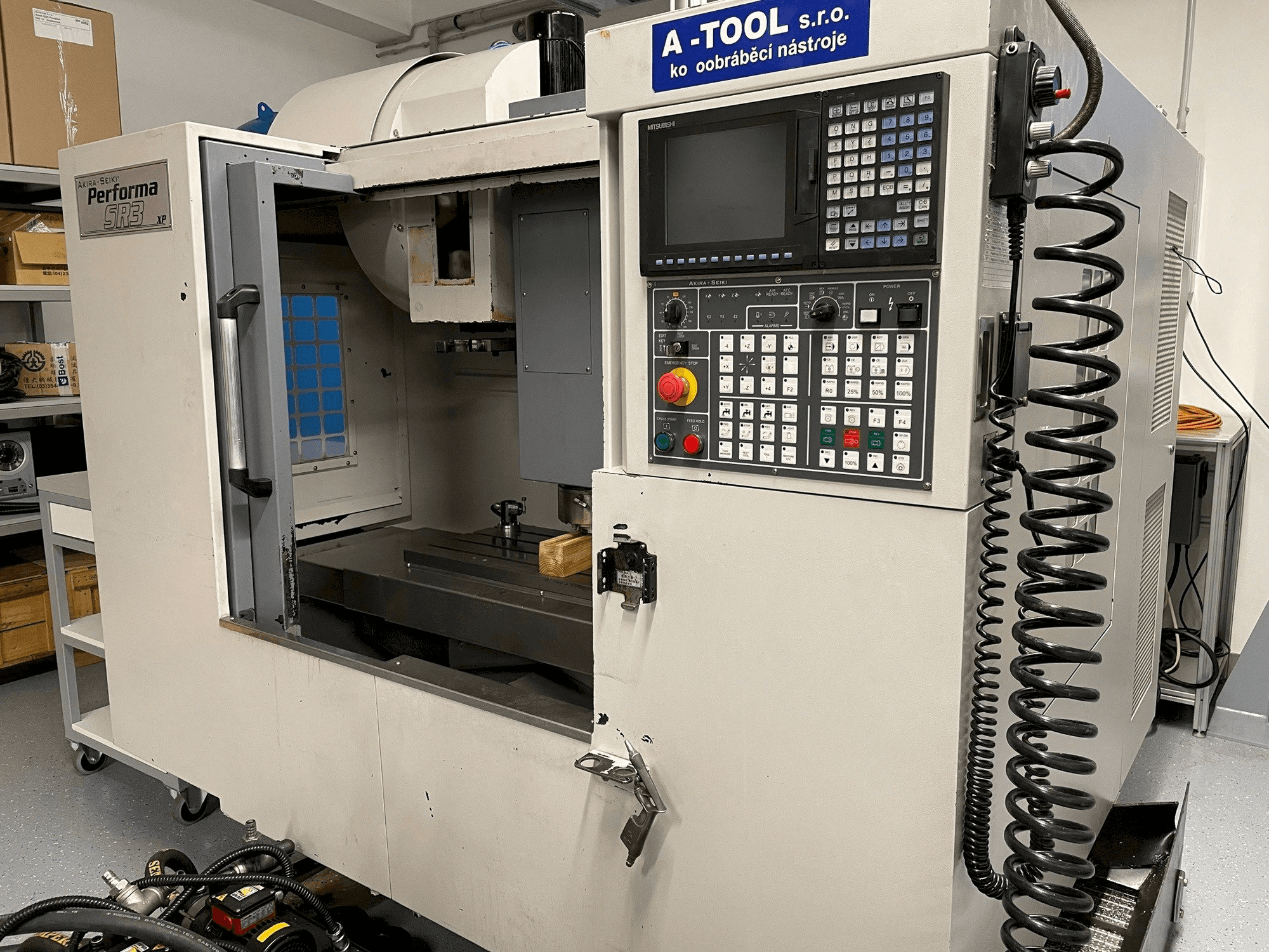 Vista frontale della macchina Akira Seiki SR3XP