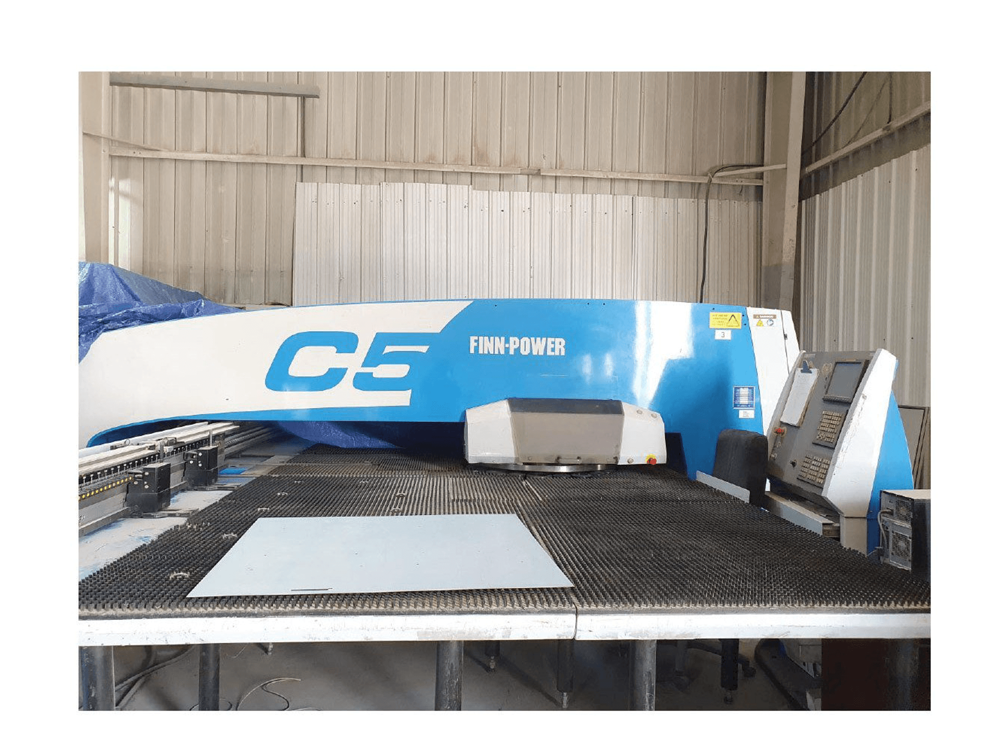 Vista frontale della macchina Finn-Power C5