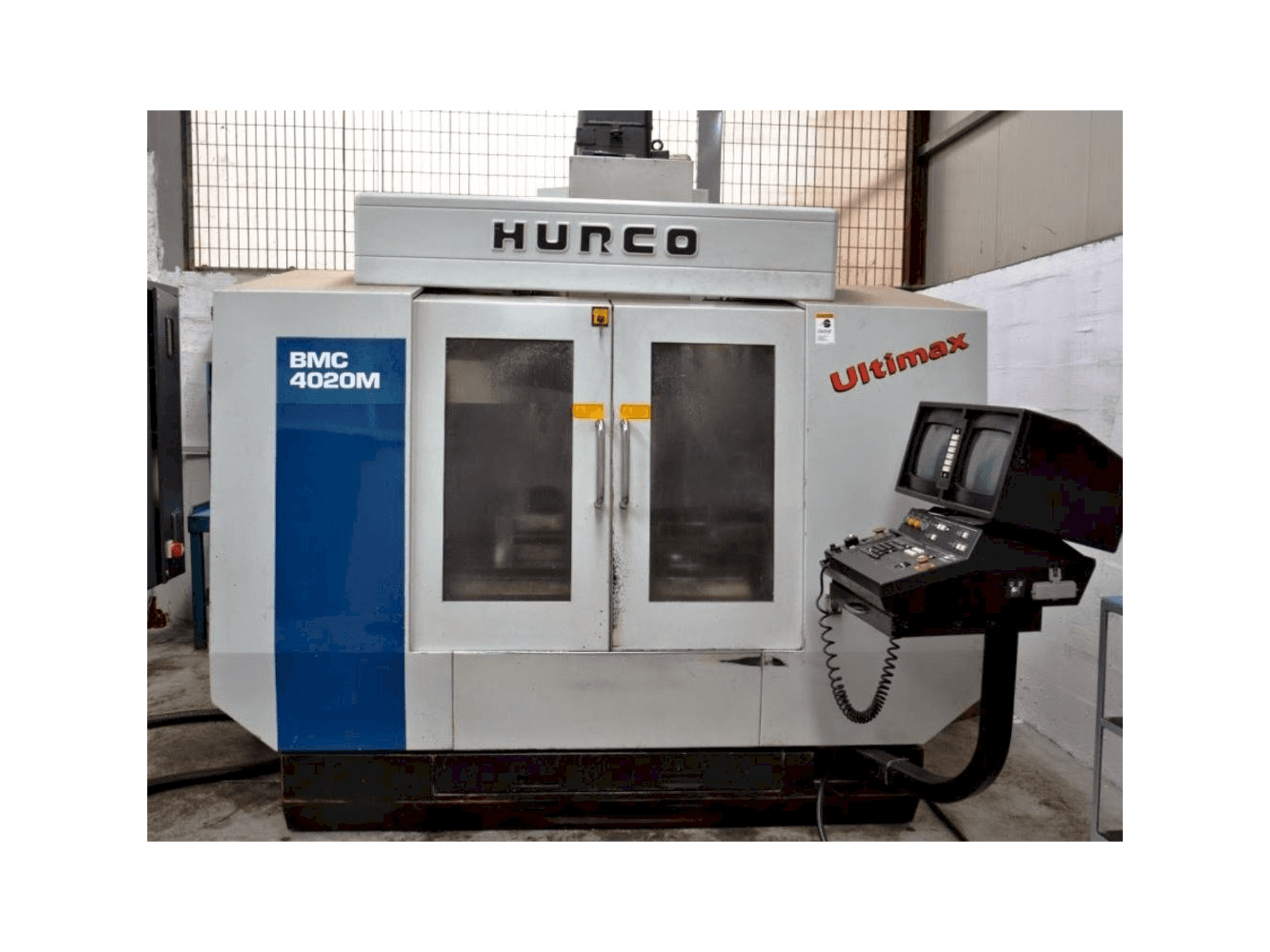 Vista frontale della macchina Hurco BMC4020M