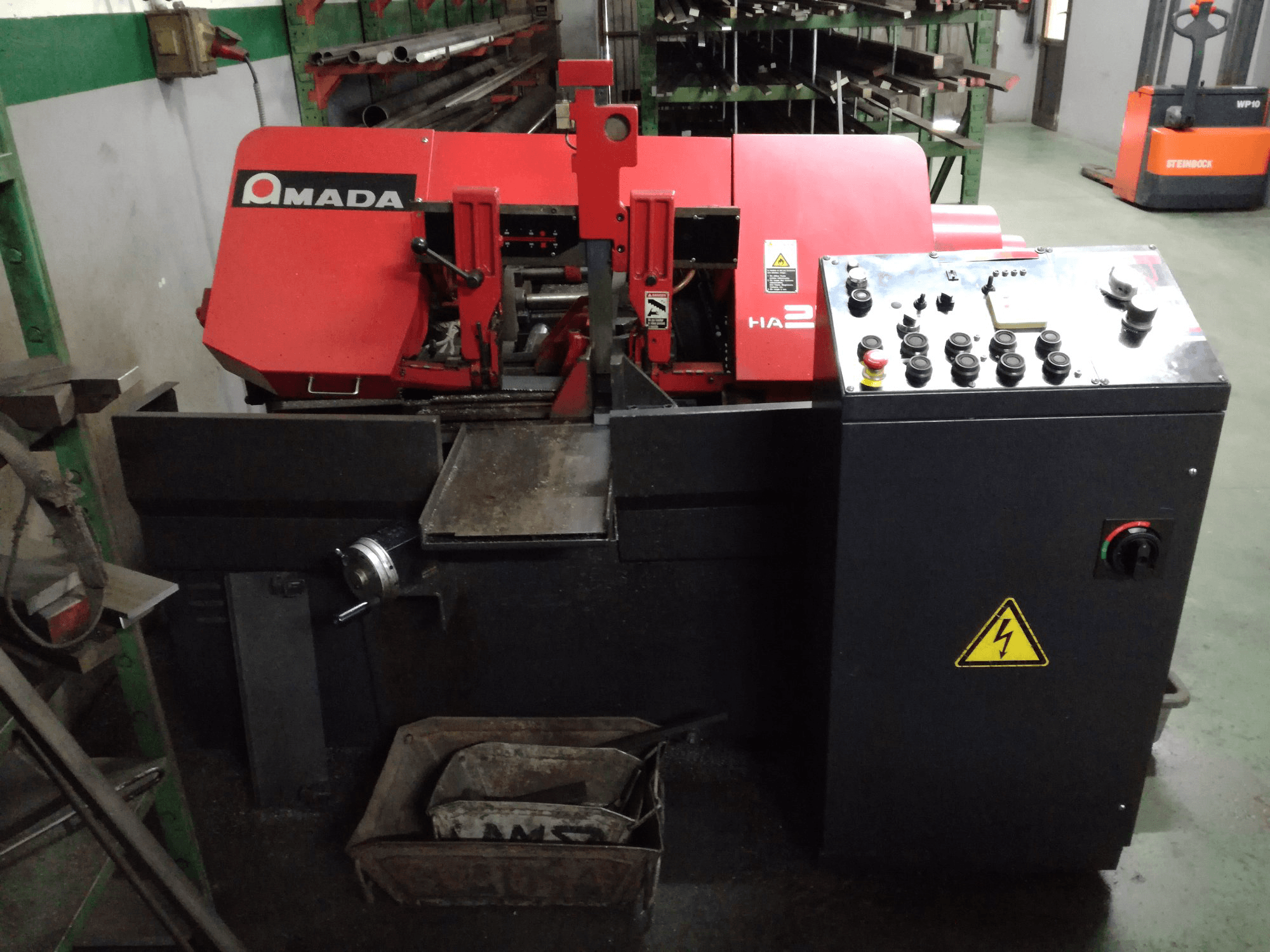 Vista frontale della macchina AMADA HA-250W