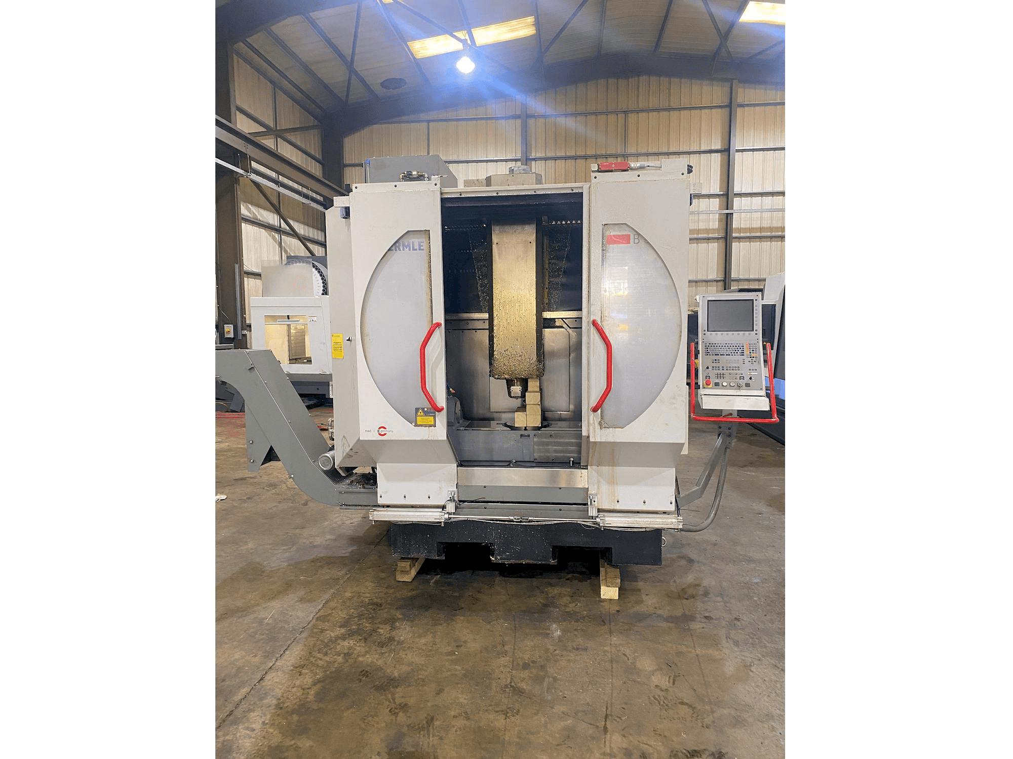 Vista frontale della macchina HERMLE B 300 U