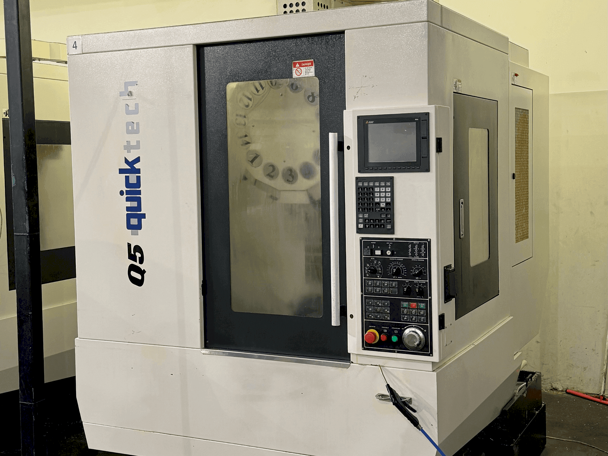 Vista frontale della macchina Quick-Tech Q5