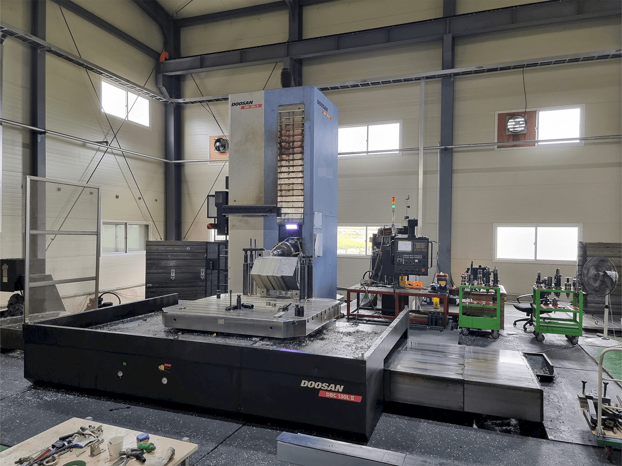 Vista frontale della macchina Doosan DBC 130L II