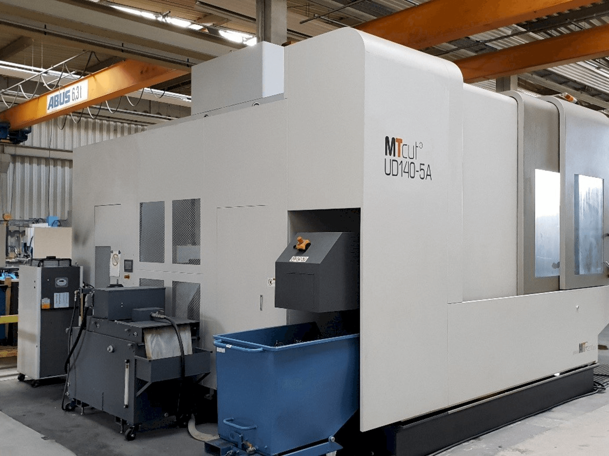 Vista frontale della macchina MTcut UD140H-5A