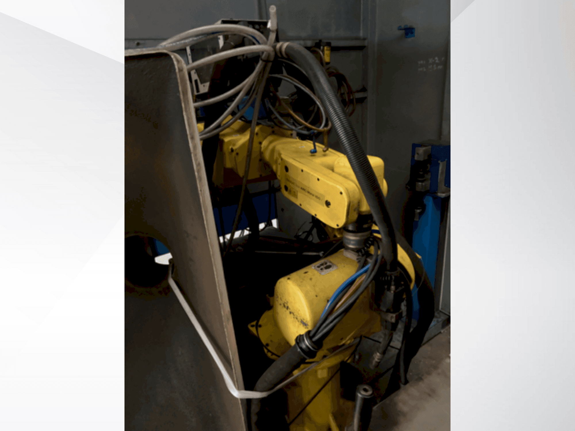 Vista frontale della macchina FANUC ARC Mate 100i