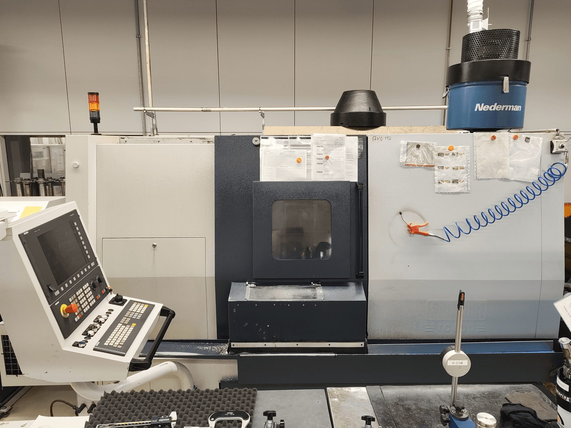 Vista frontale del tornio orizzontale SPINNER TC 800 110 MC con pannello di controllo, vano porta-utensili e indicatori di funzionamento.
