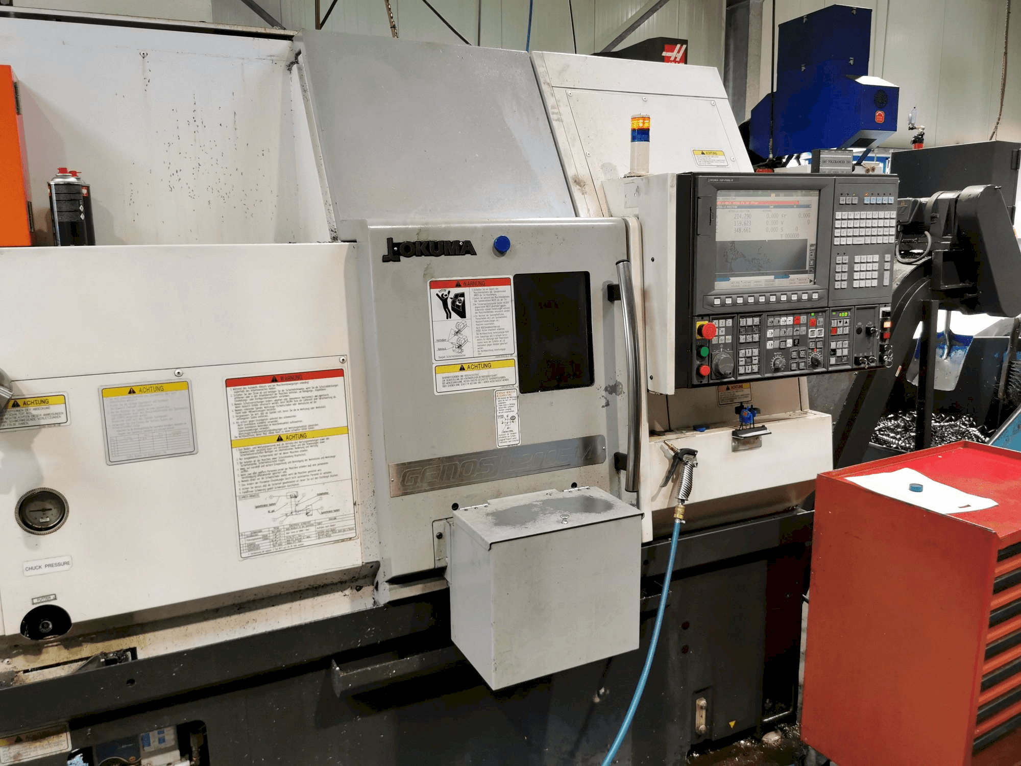 Vista frontale della macchina Okuma GENOS L200E-MY