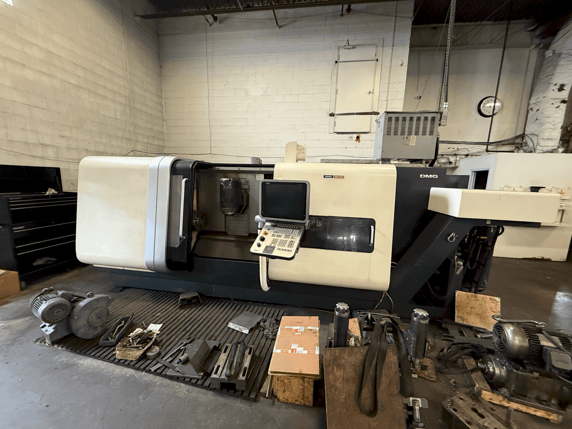 Vista frontale della macchina DMG CTX Beta 1250 TC
